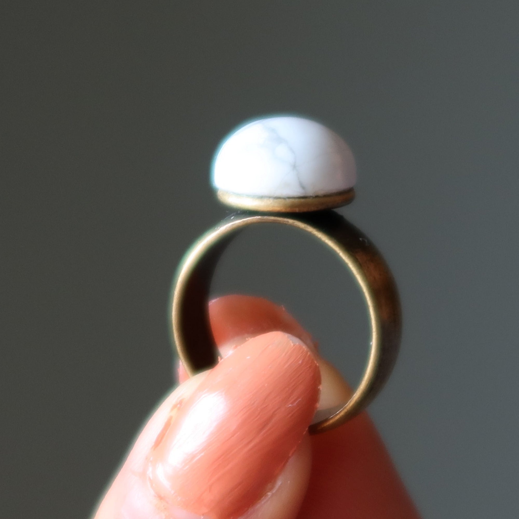 Howlith Ring Schicksal an meinem Finger Rund Antikes Messing Größe 7.25