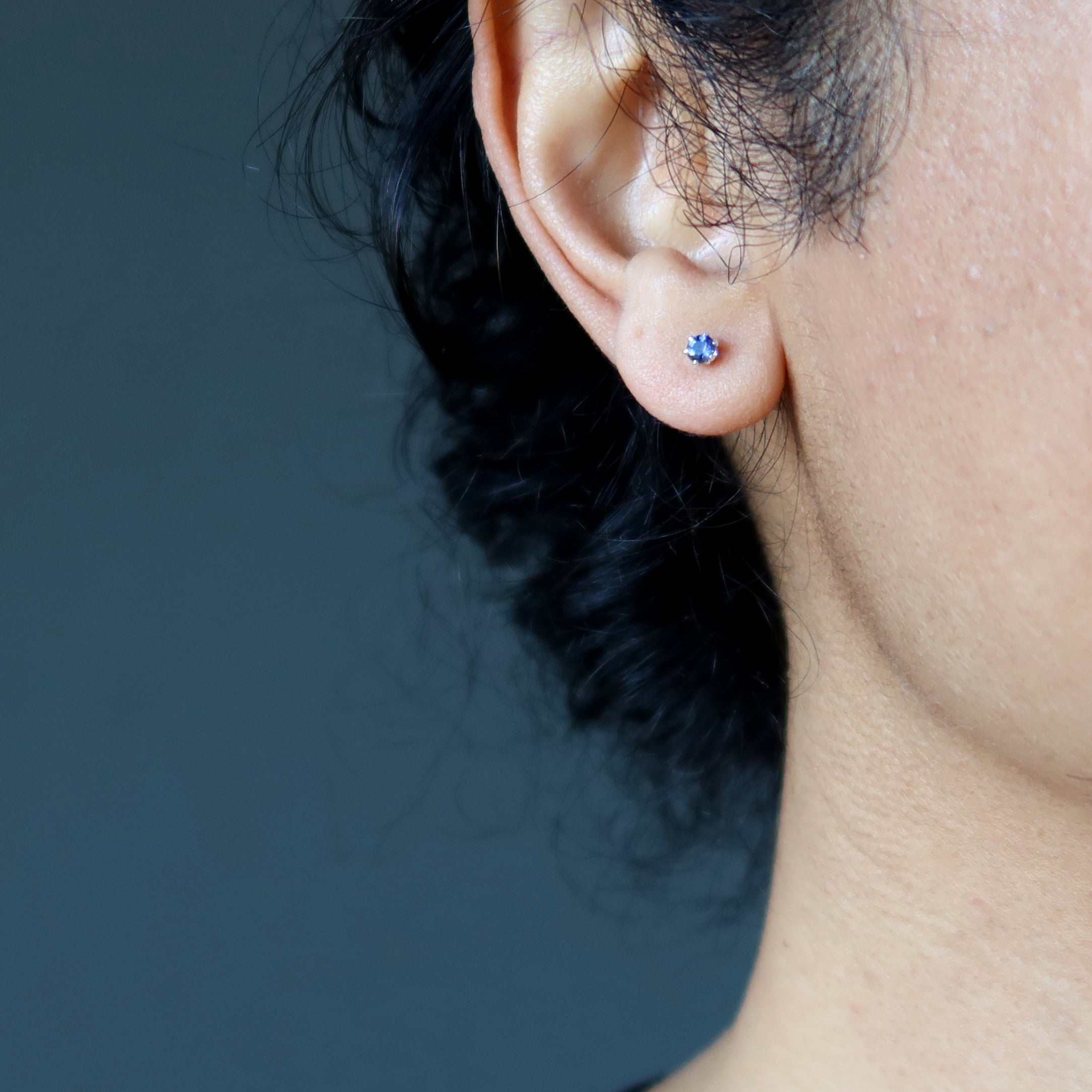 Boucles d'oreilles en iolite, gemmes à facettes bleues, clous en argent sterling