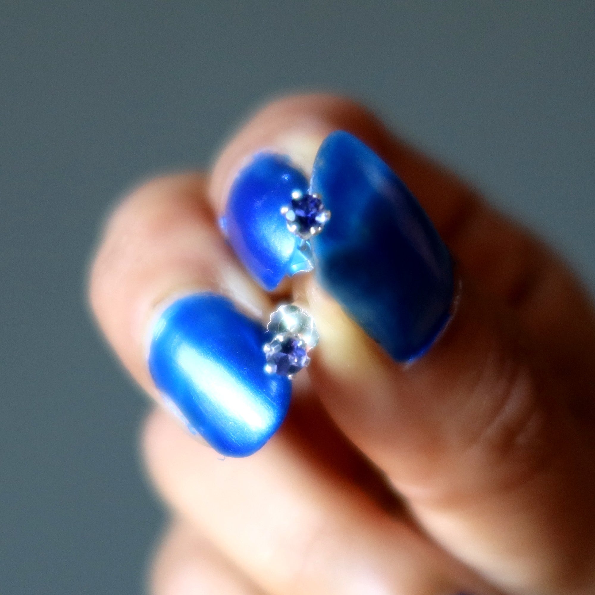 Boucles d'oreilles en iolite, gemmes à facettes bleues, clous en argent sterling
