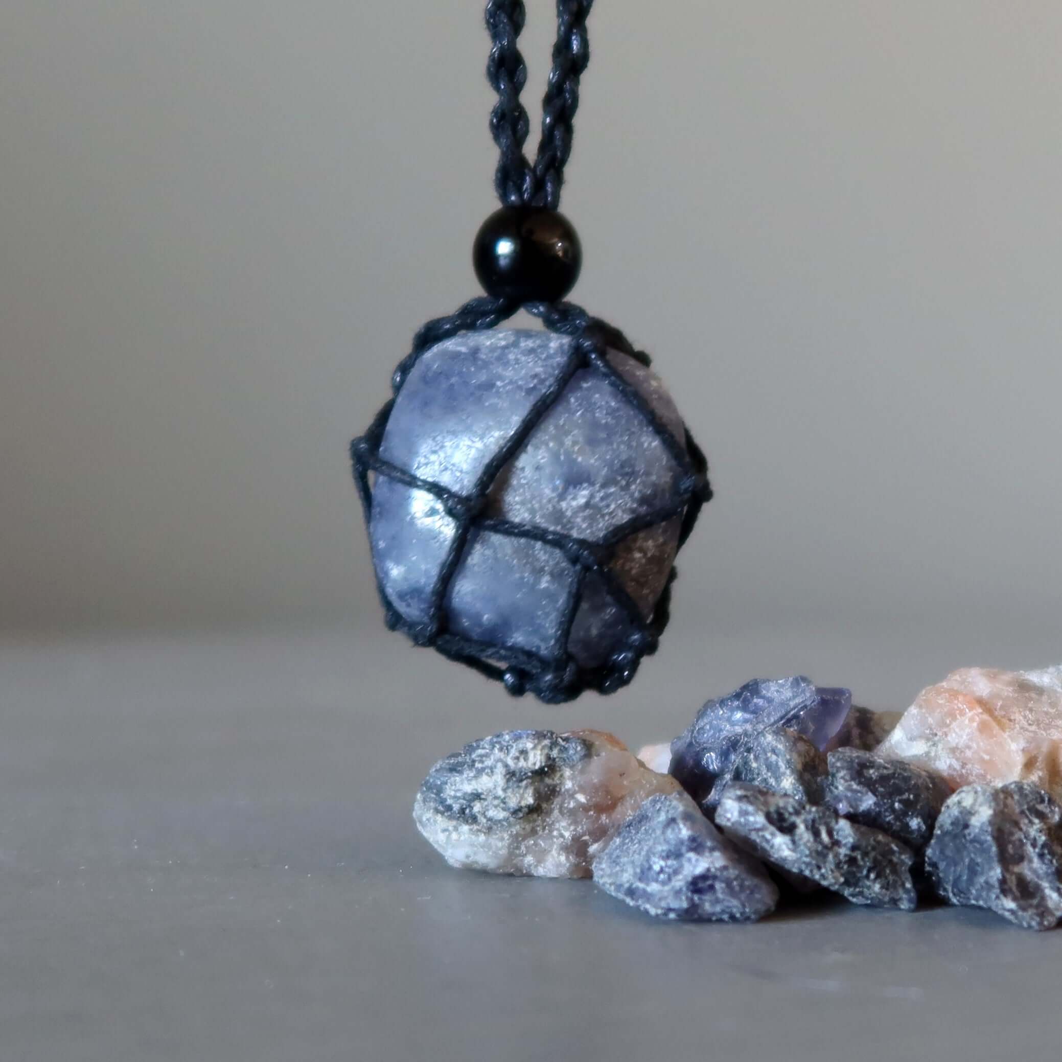 Collier en Iolite Pierre "Visions d'Argent" en Macramé