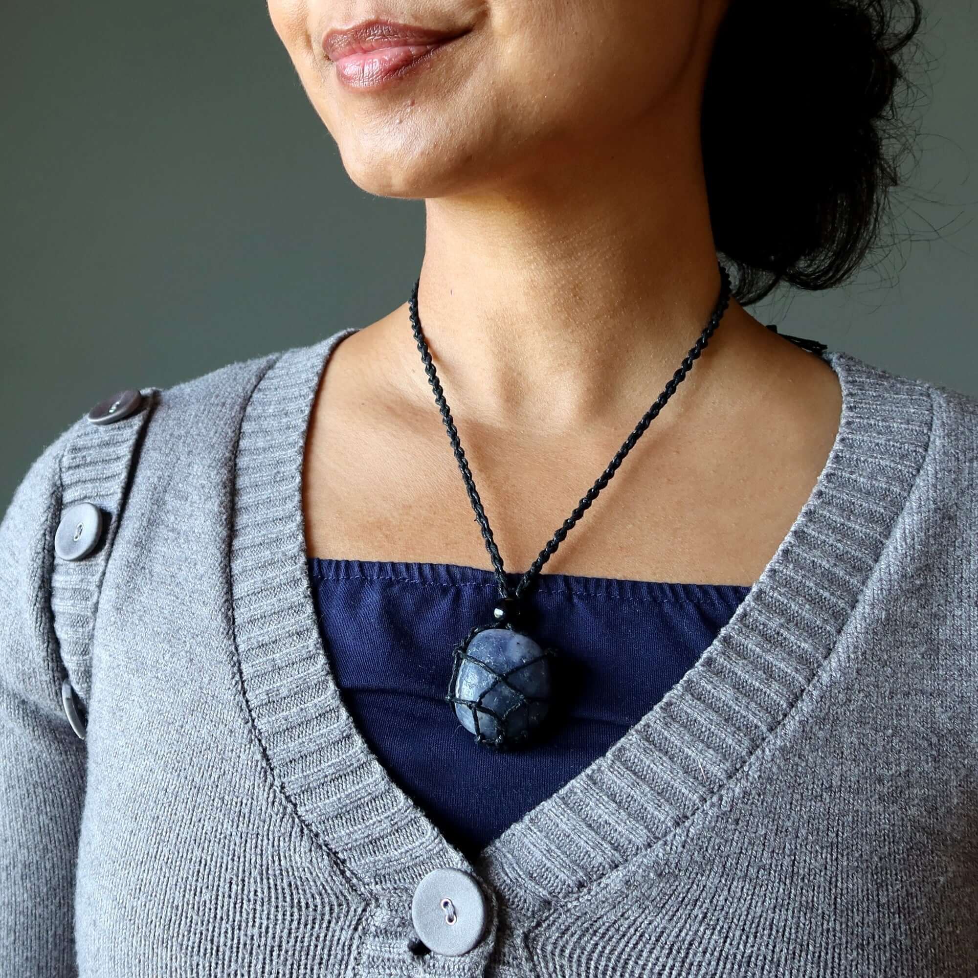 Collier en Iolite Pierre "Visions d'Argent" en Macramé