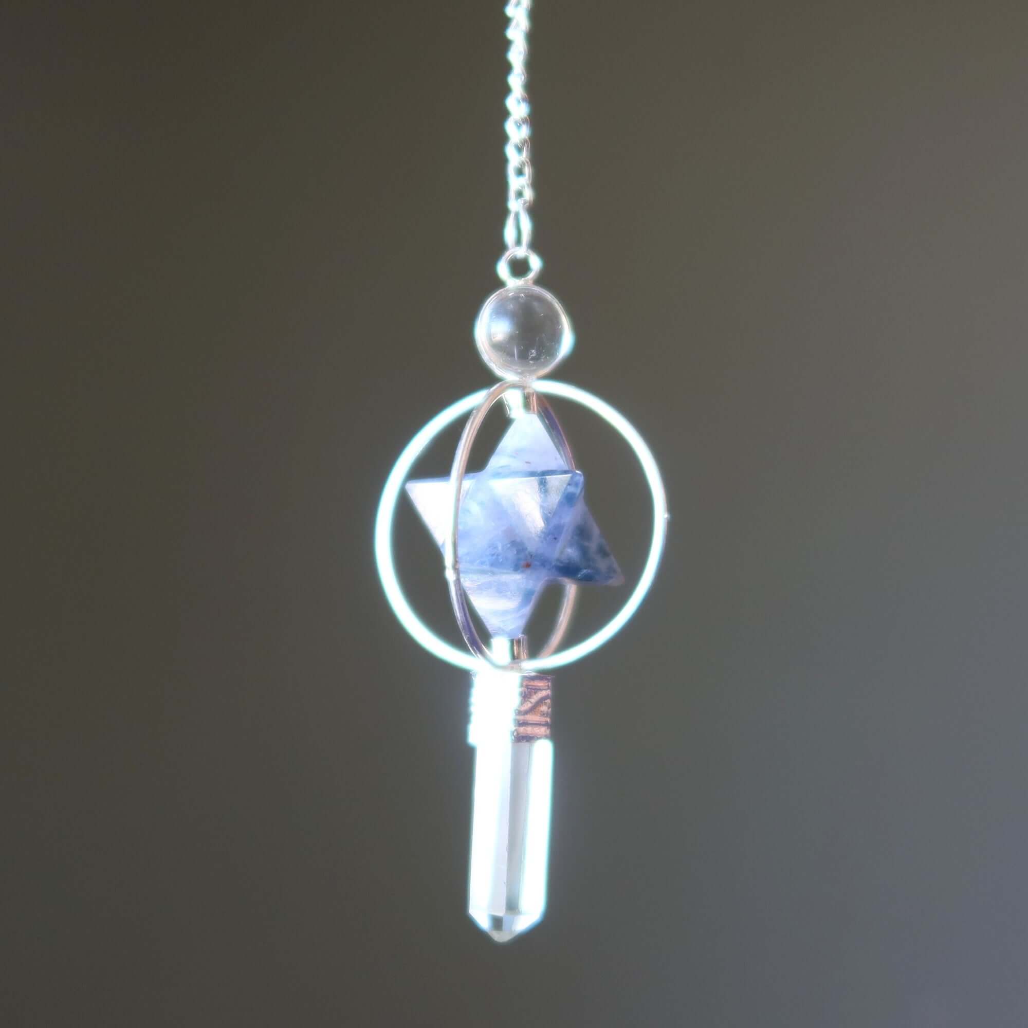 Pendentif en quartz clair et étoile merkaba en iolite