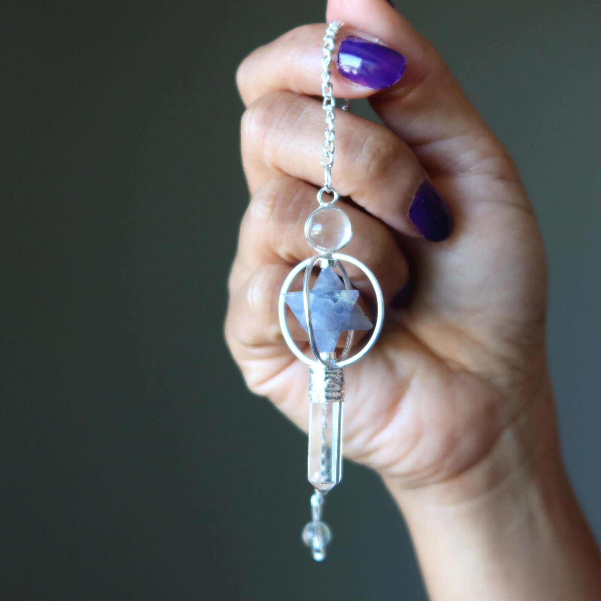 Pendentif en quartz clair et étoile merkaba en iolite