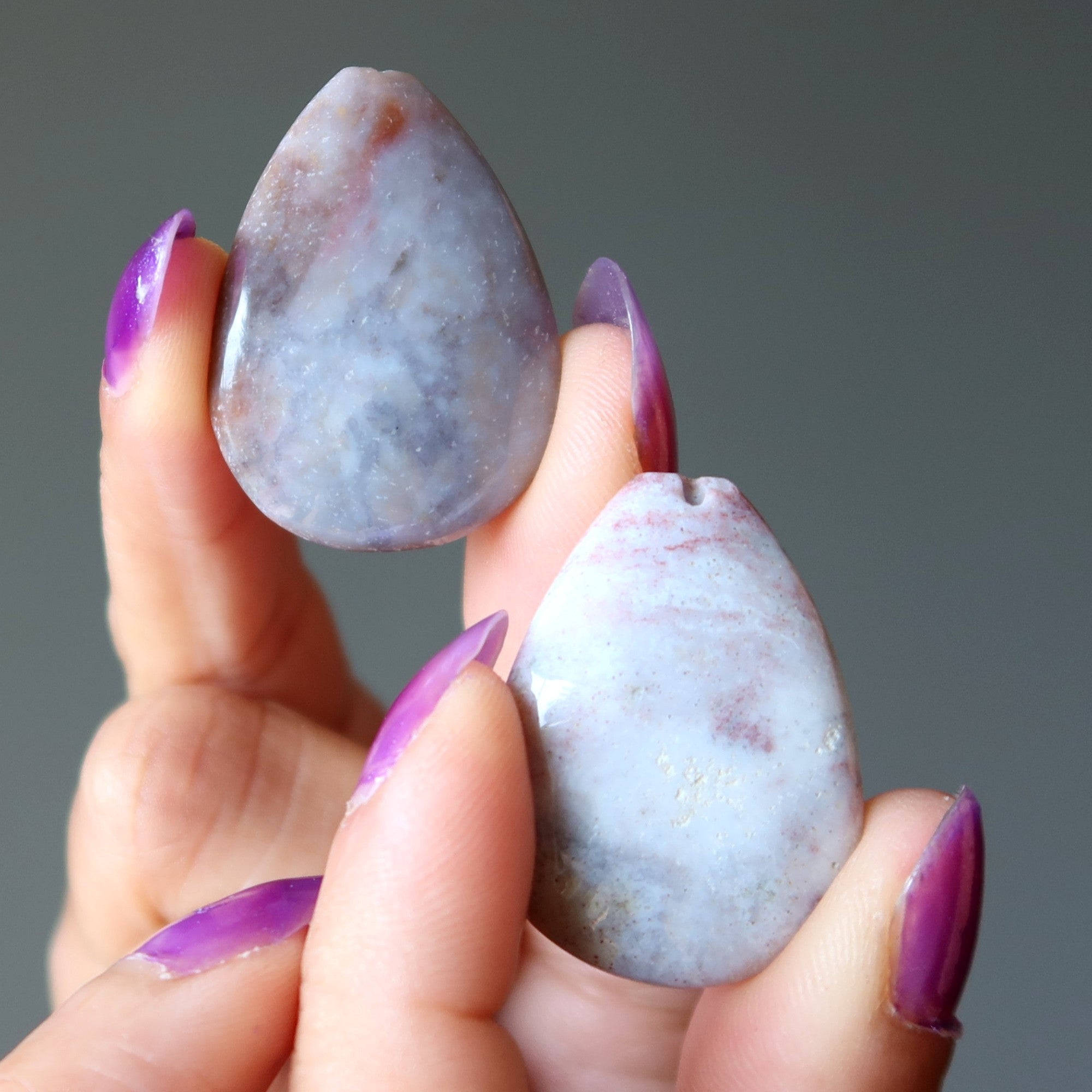 Bijou en jaspe violet taillé en forme de poire percé