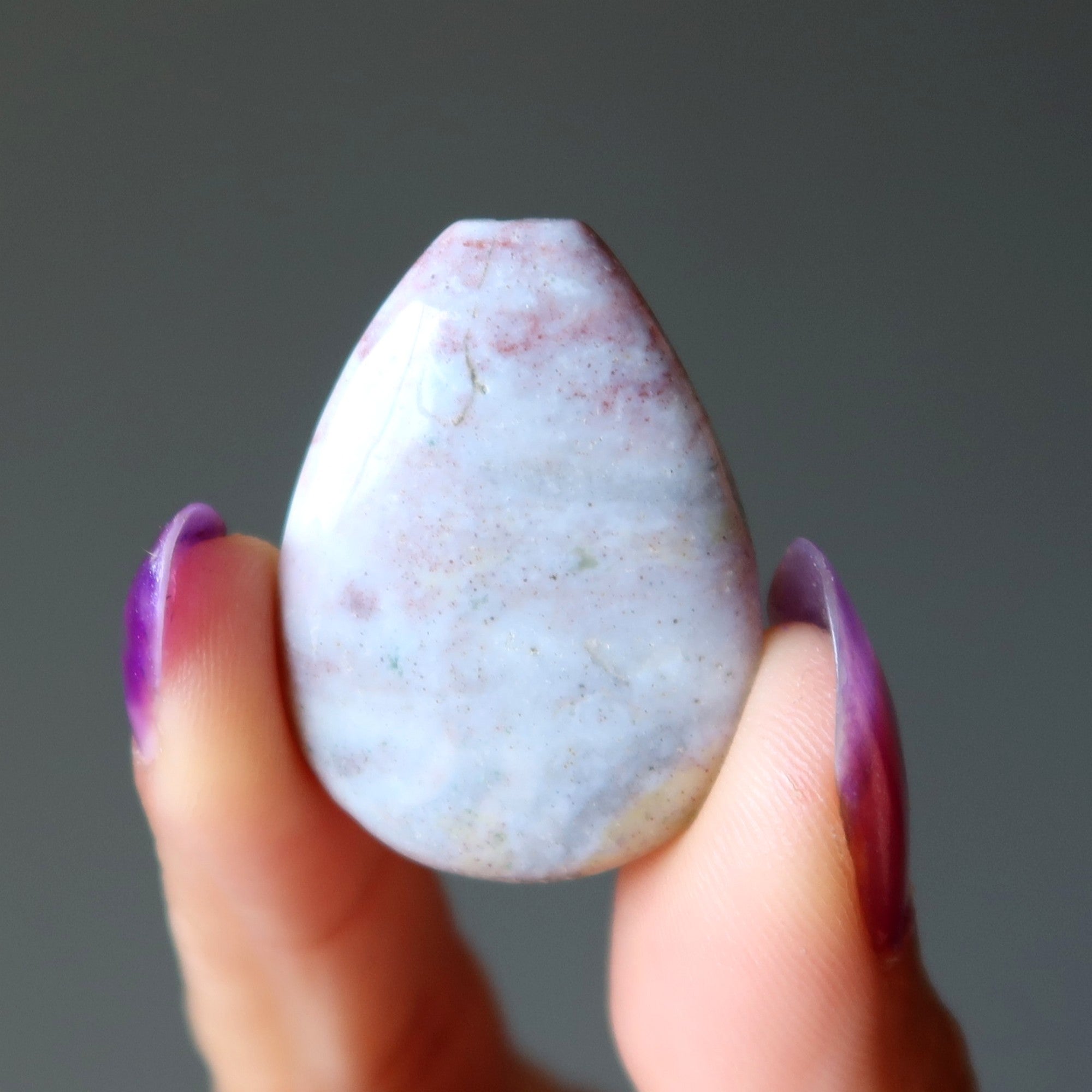 Bijou en jaspe violet taillé en forme de poire percé
