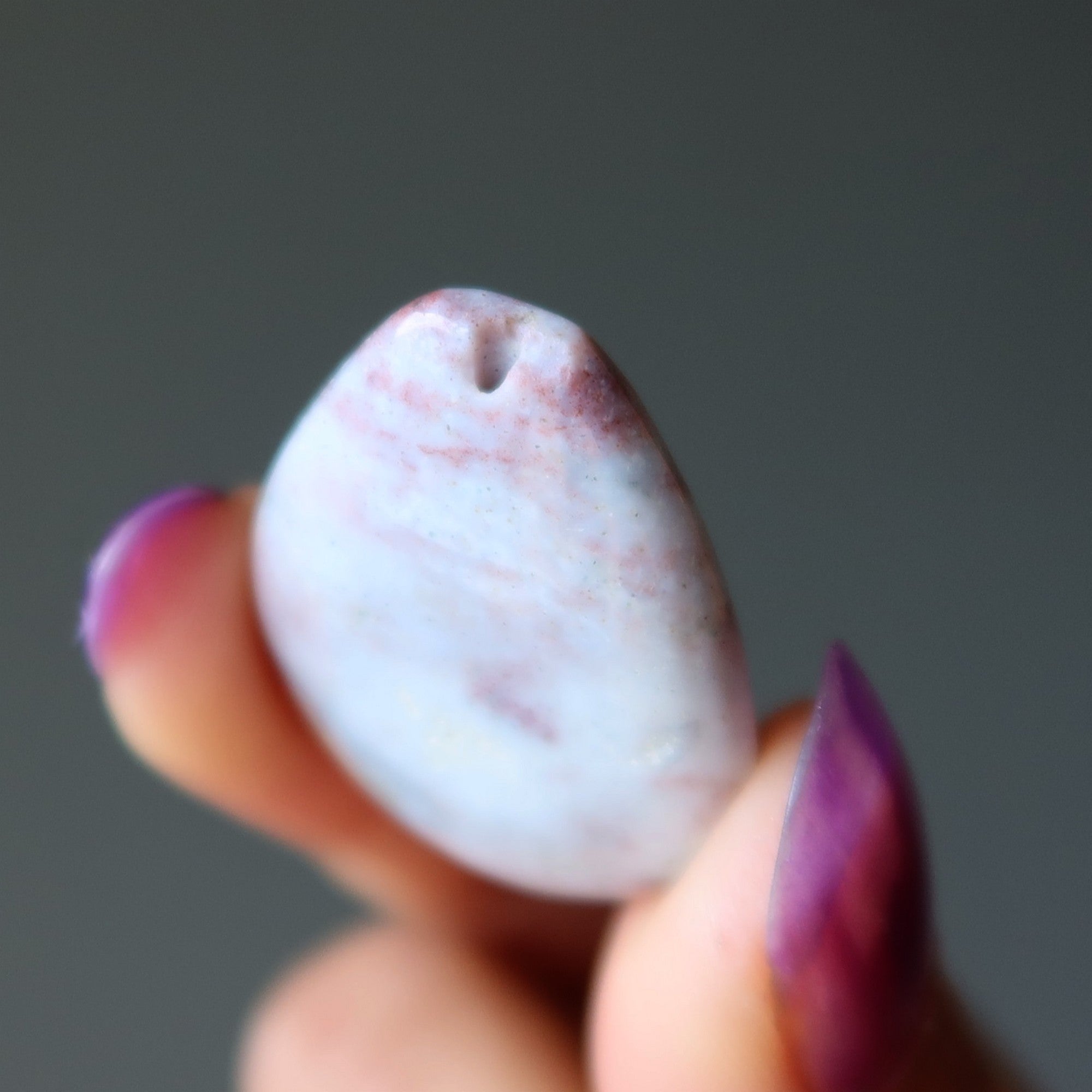 Bijou en jaspe violet taillé en forme de poire percé
