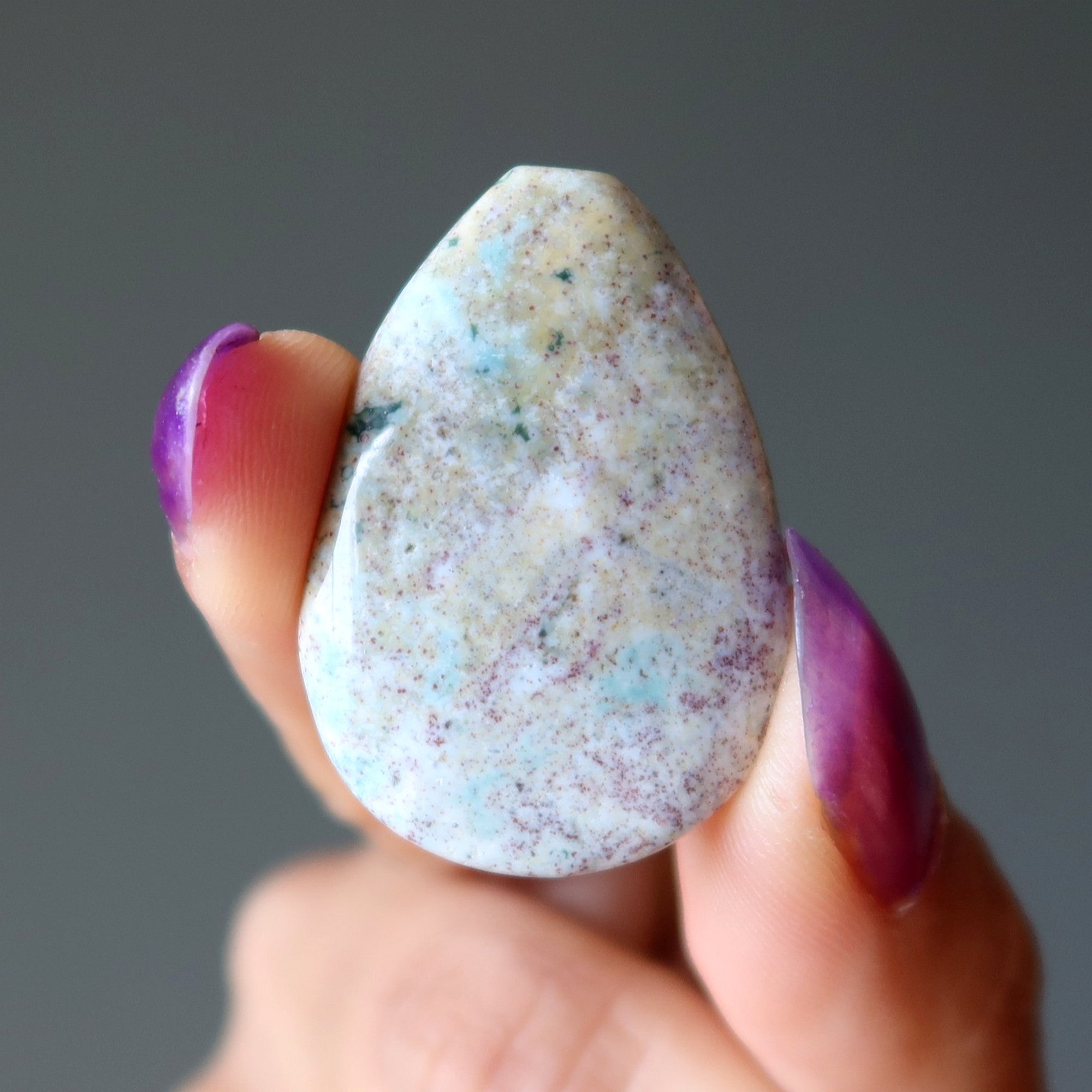 Bijou en jaspe violet taillé en forme de poire percé