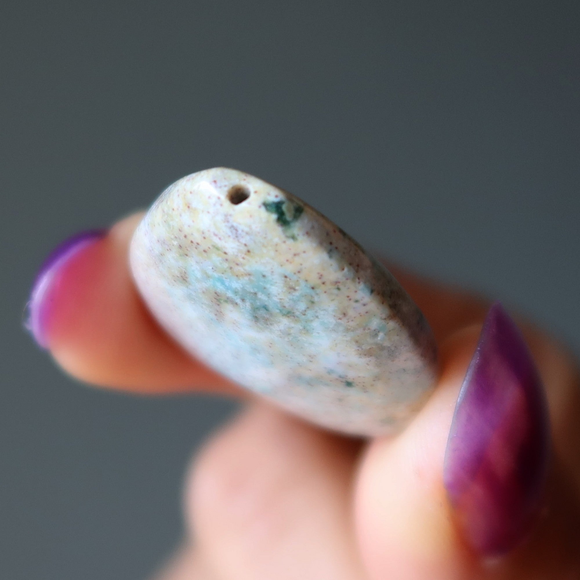 Bijou en jaspe violet taillé en forme de poire percé
