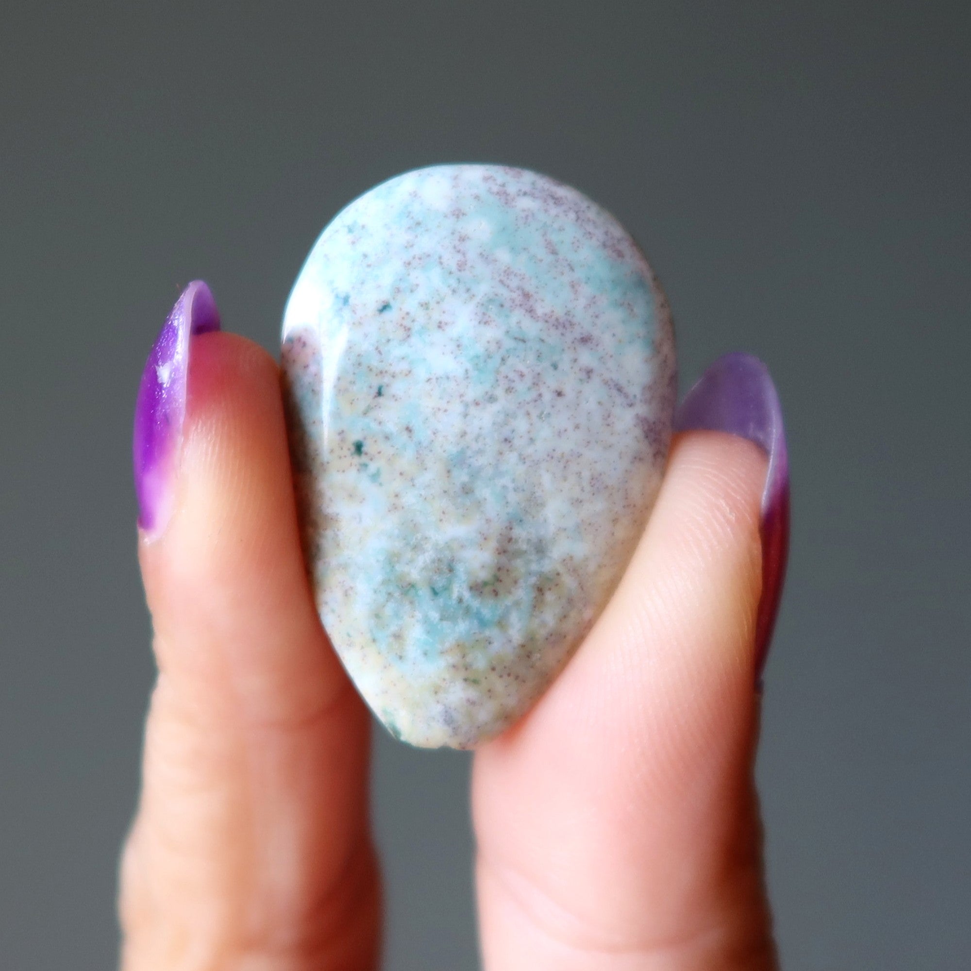 Bijou en jaspe violet taillé en forme de poire percé