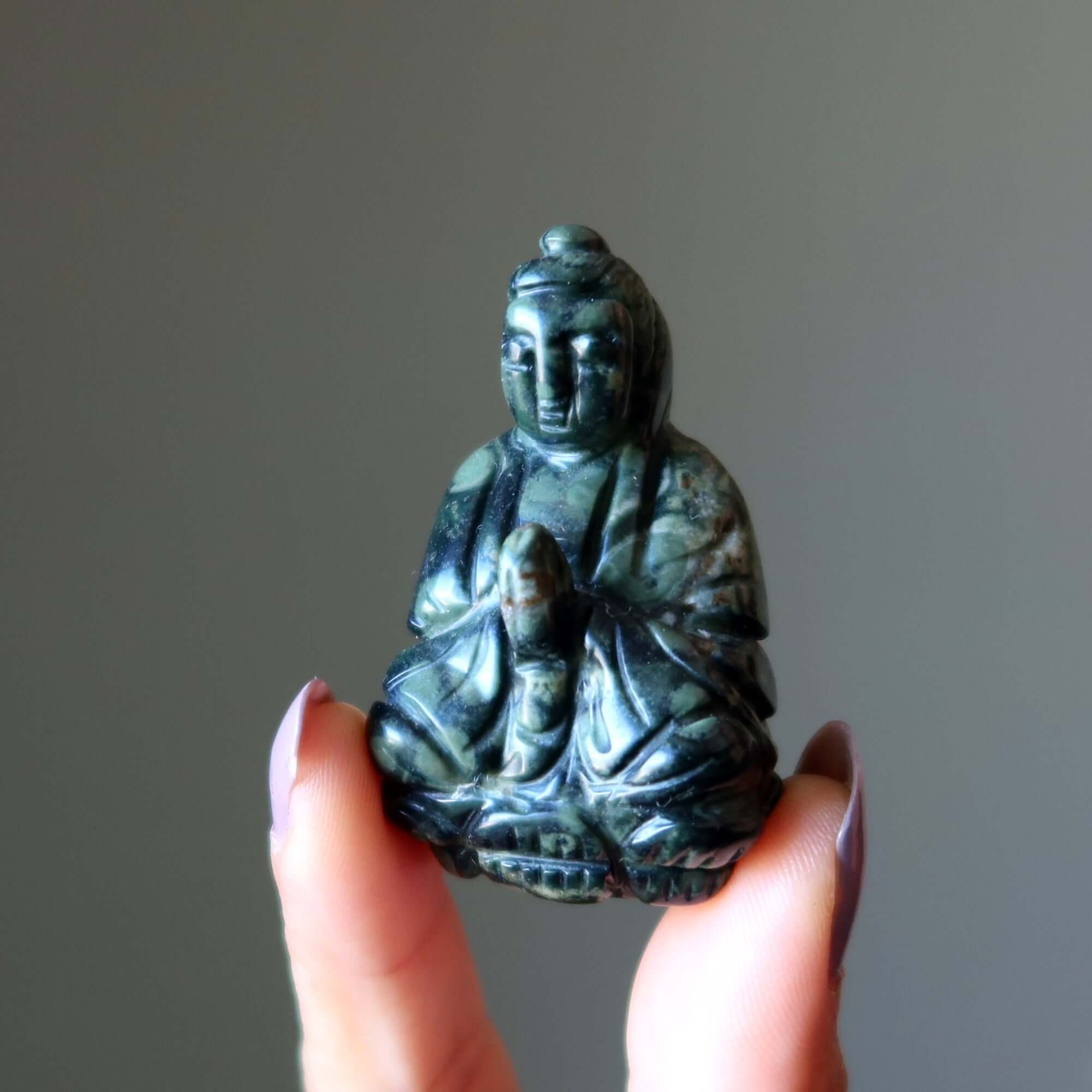 Figurine de Bouddha en jaspe Kambaba vert avec les mains en prière