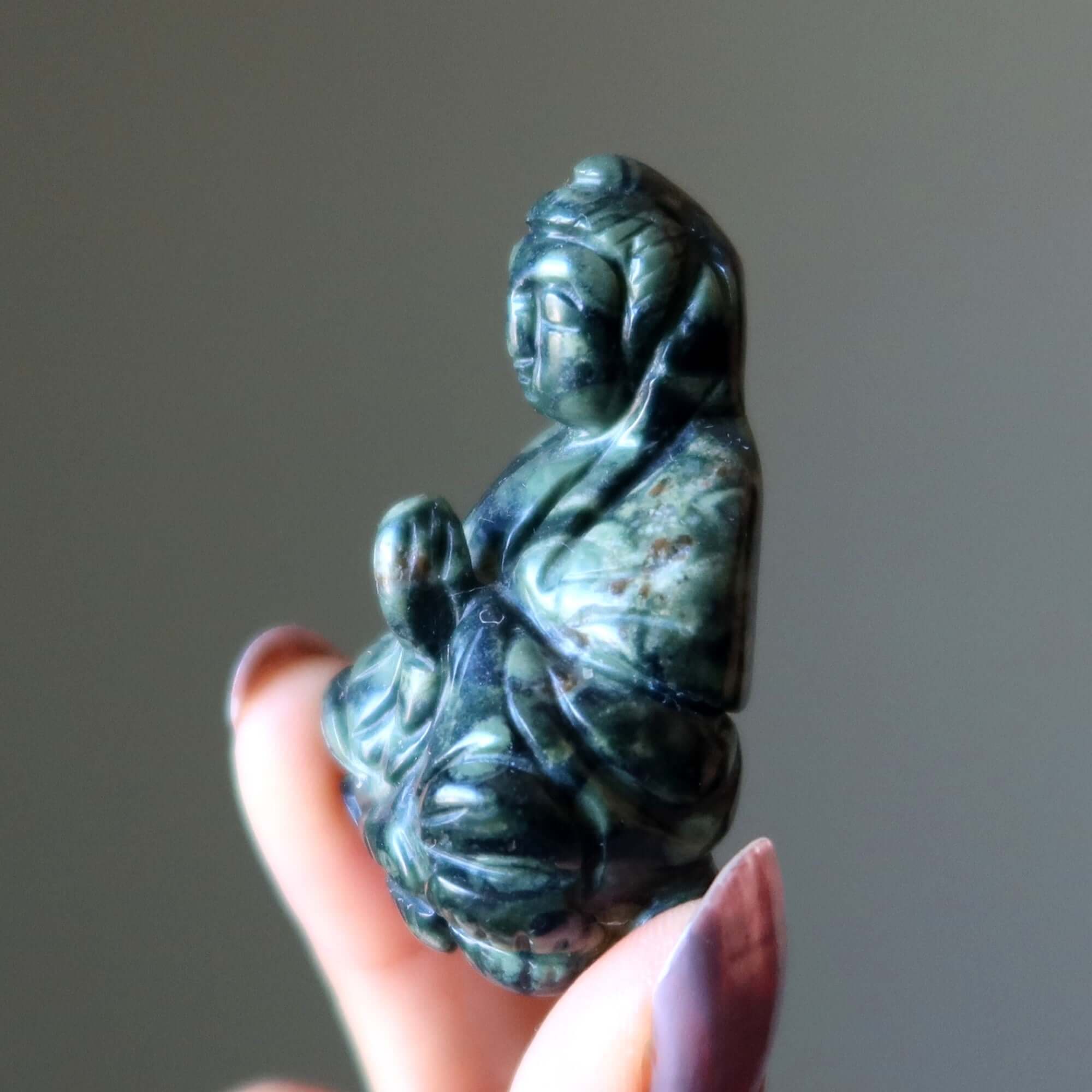 Figurine de Bouddha en jaspe Kambaba vert avec les mains en prière