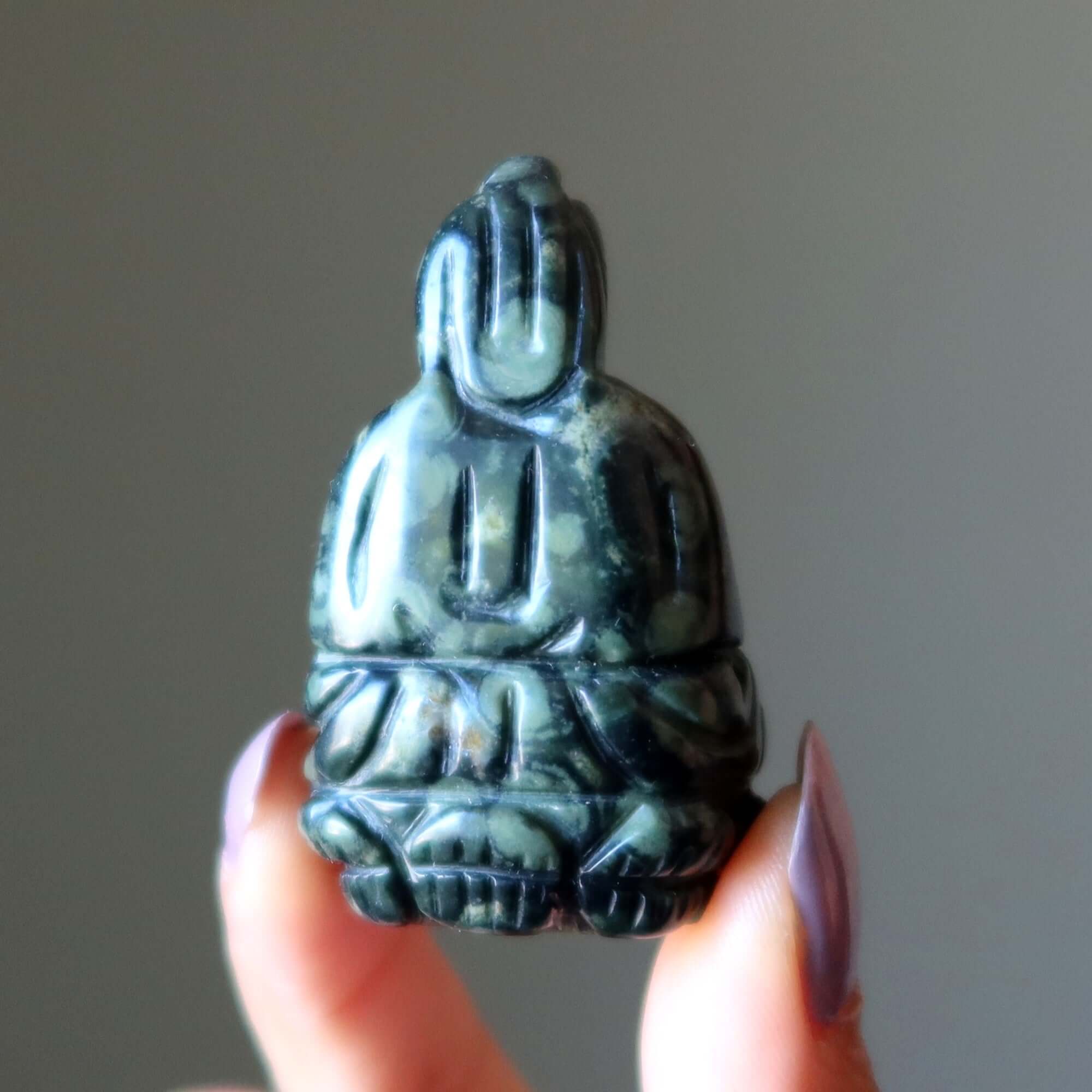 Figurine de Bouddha en jaspe Kambaba vert avec les mains en prière