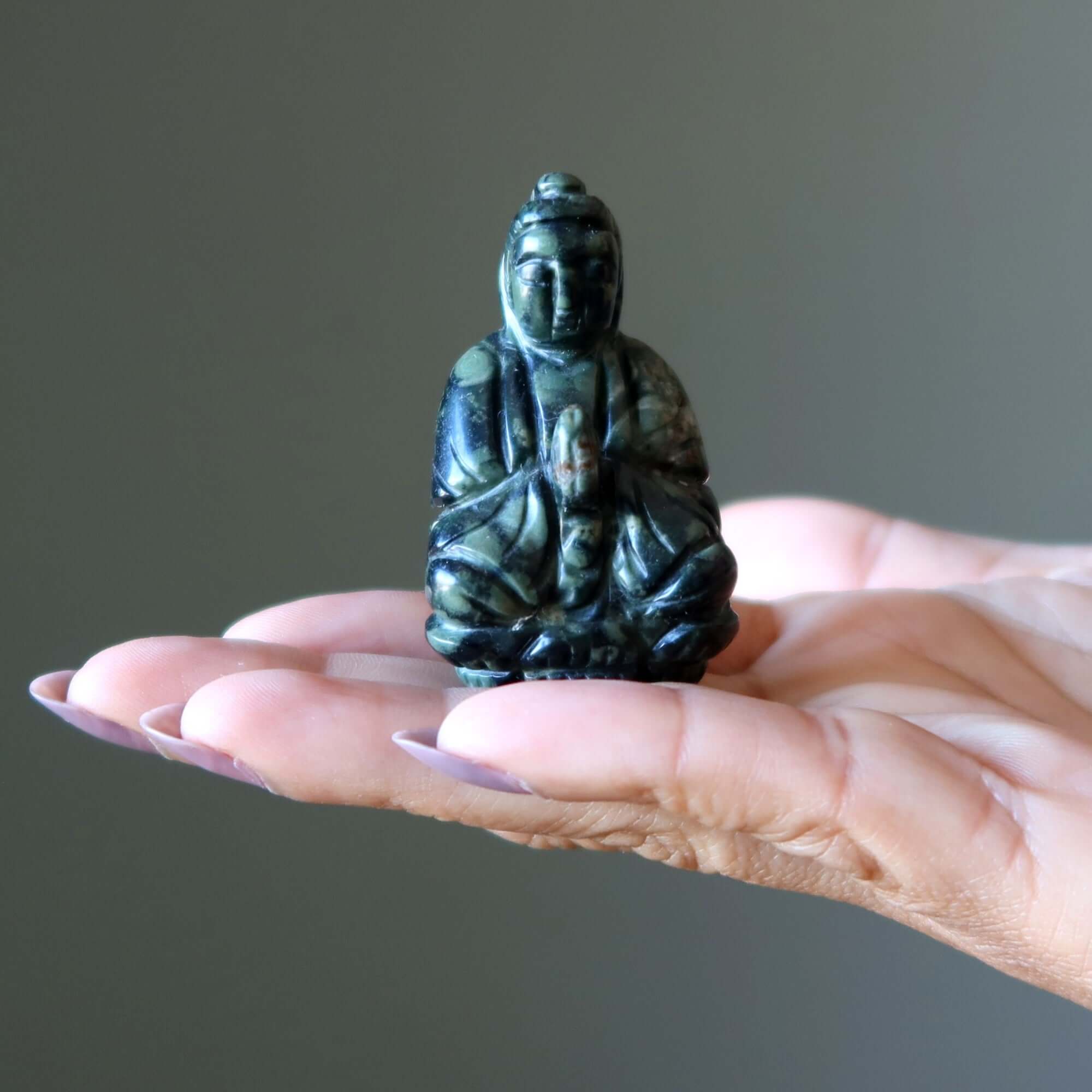 Figurine de Bouddha en jaspe Kambaba vert avec les mains en prière
