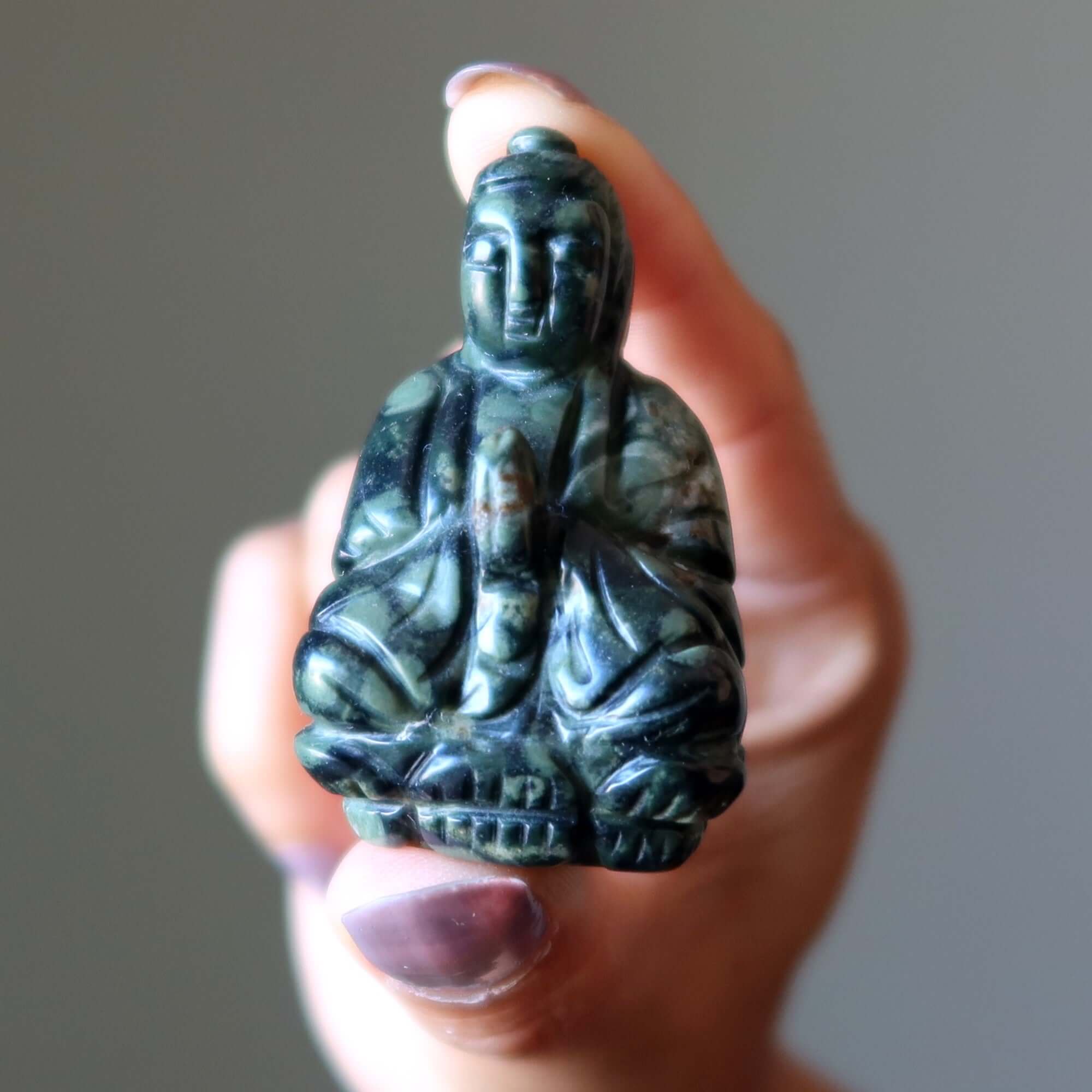 Figurine de Bouddha en jaspe Kambaba vert avec les mains en prière