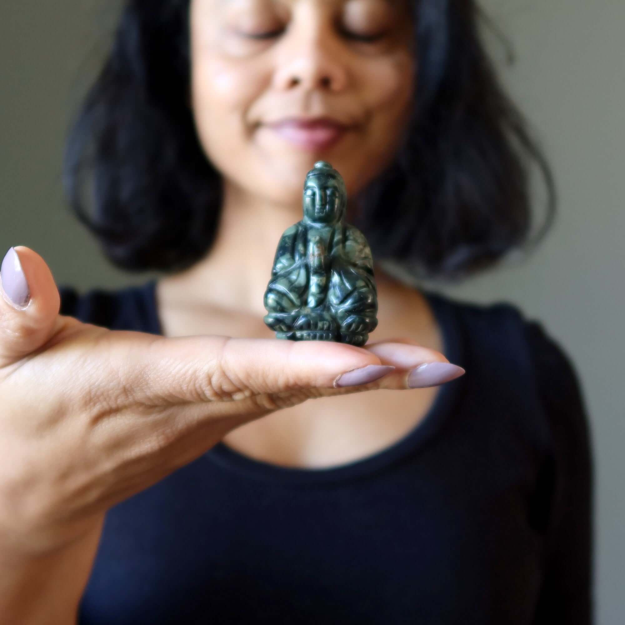 Figurine de Bouddha en jaspe Kambaba vert avec les mains en prière