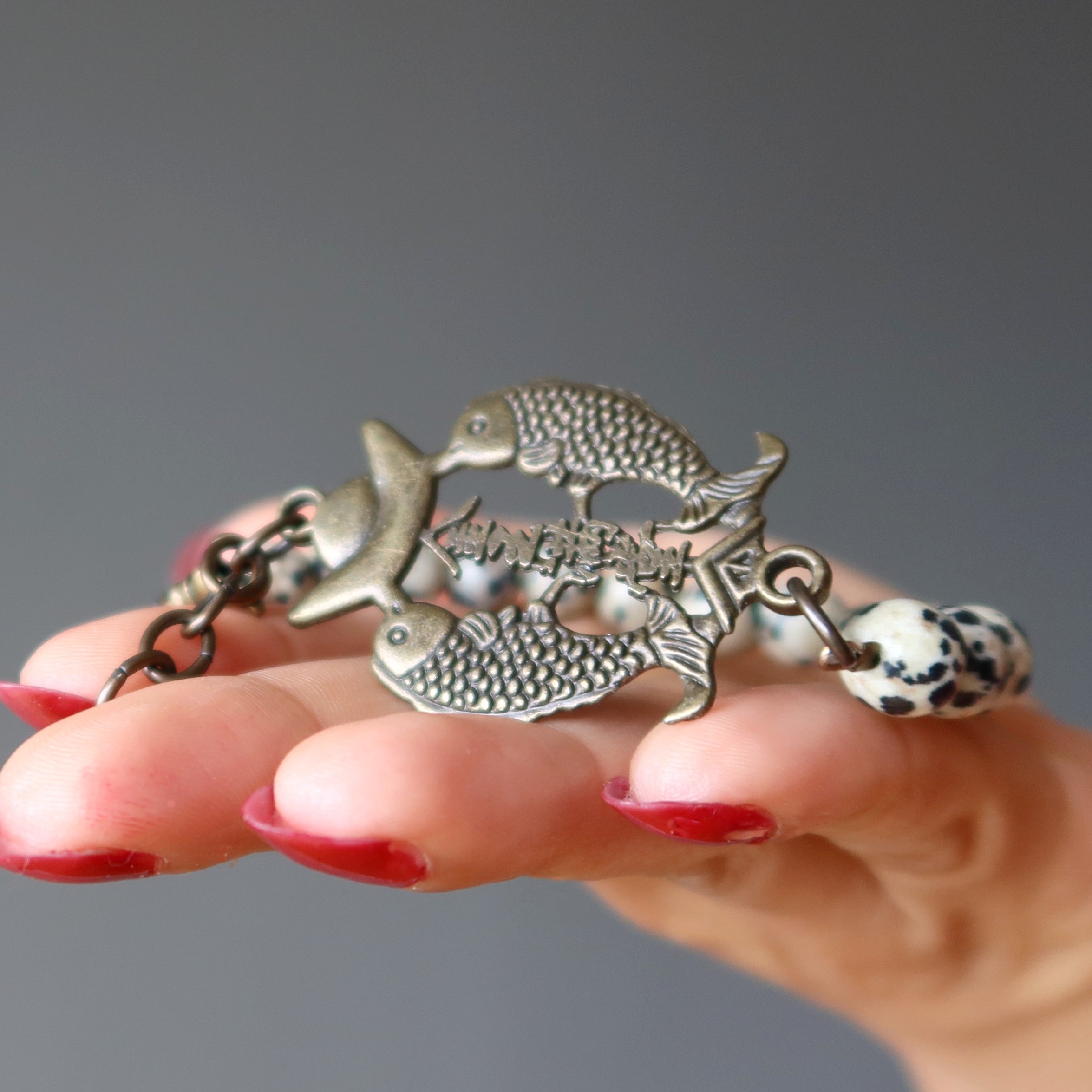 Dalmatiner Jaspis Armband Antik Messing Fisch Glücksperlen