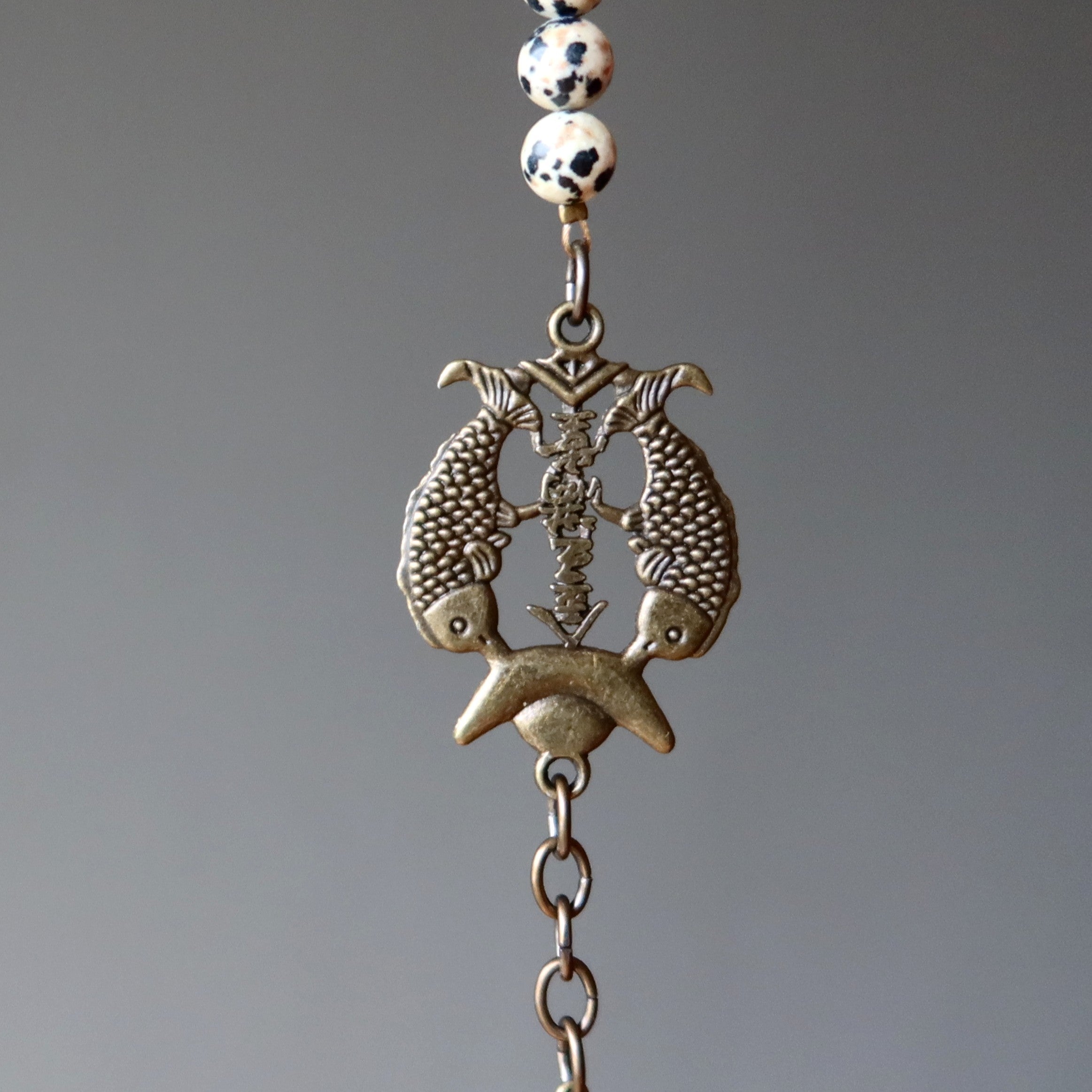 Dalmatiner Jaspis Armband Antik Messing Fisch Glücksperlen