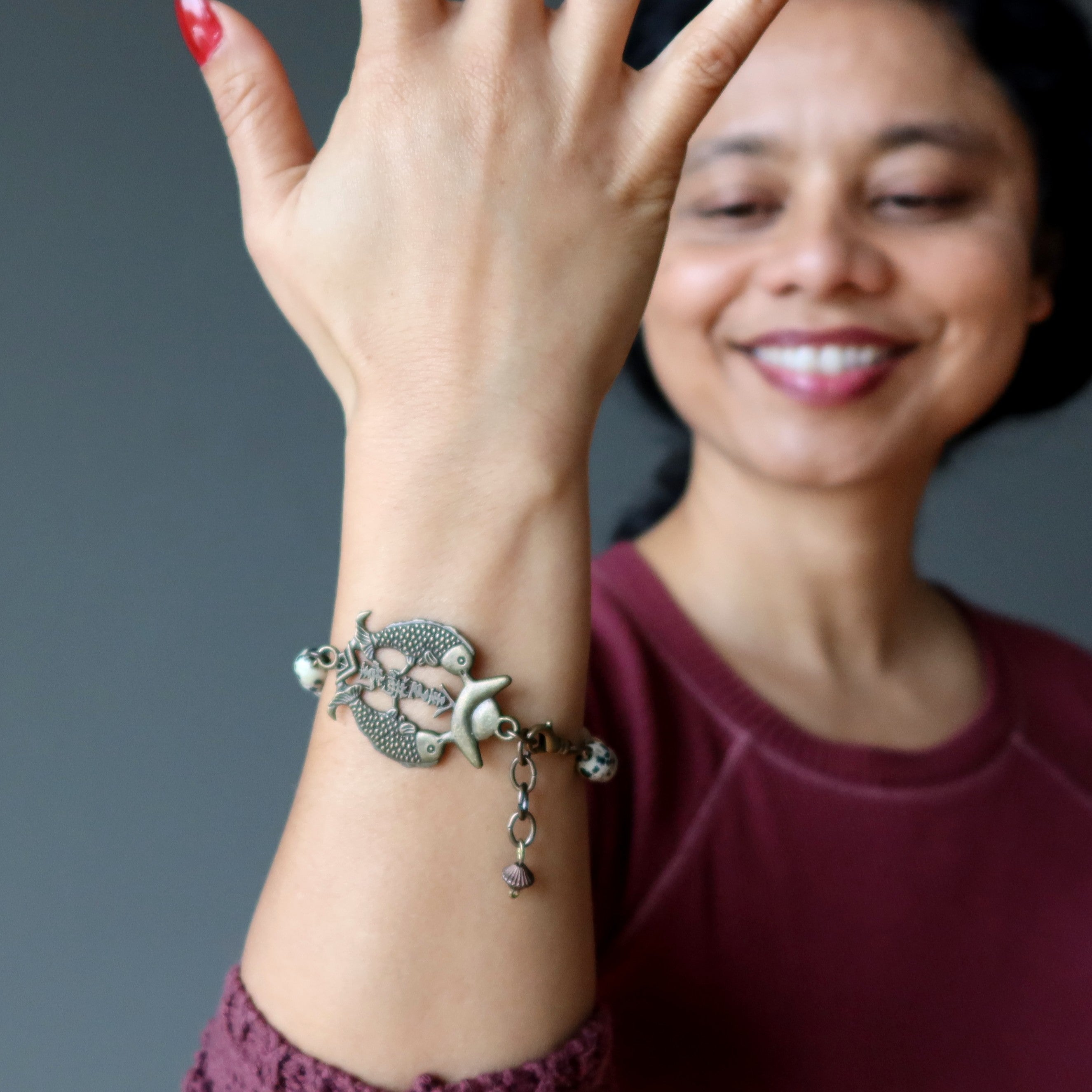 Dalmatiner Jaspis Armband Antik Messing Fisch Glücksperlen