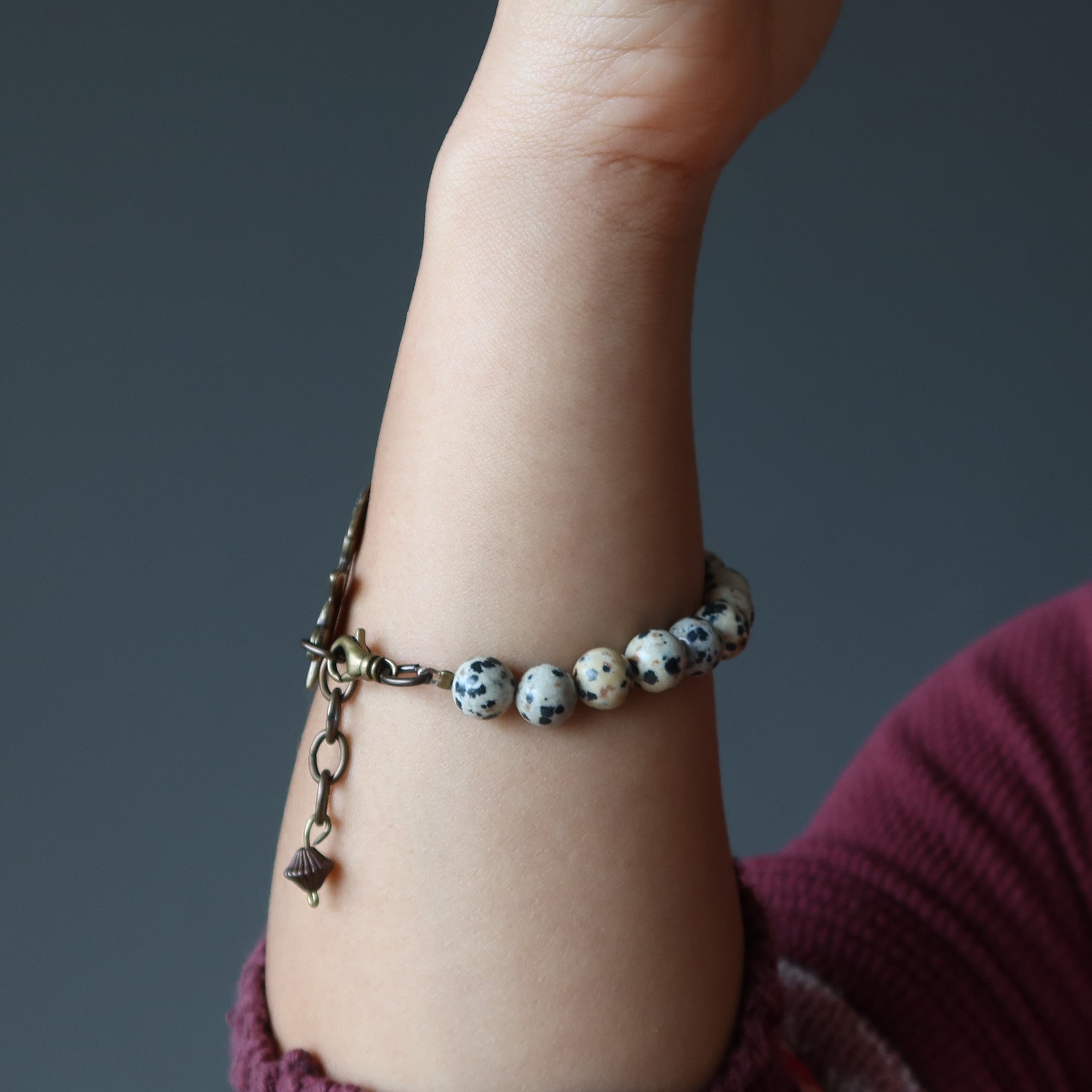Dalmatiner Jaspis Armband Antik Messing Fisch Glücksperlen