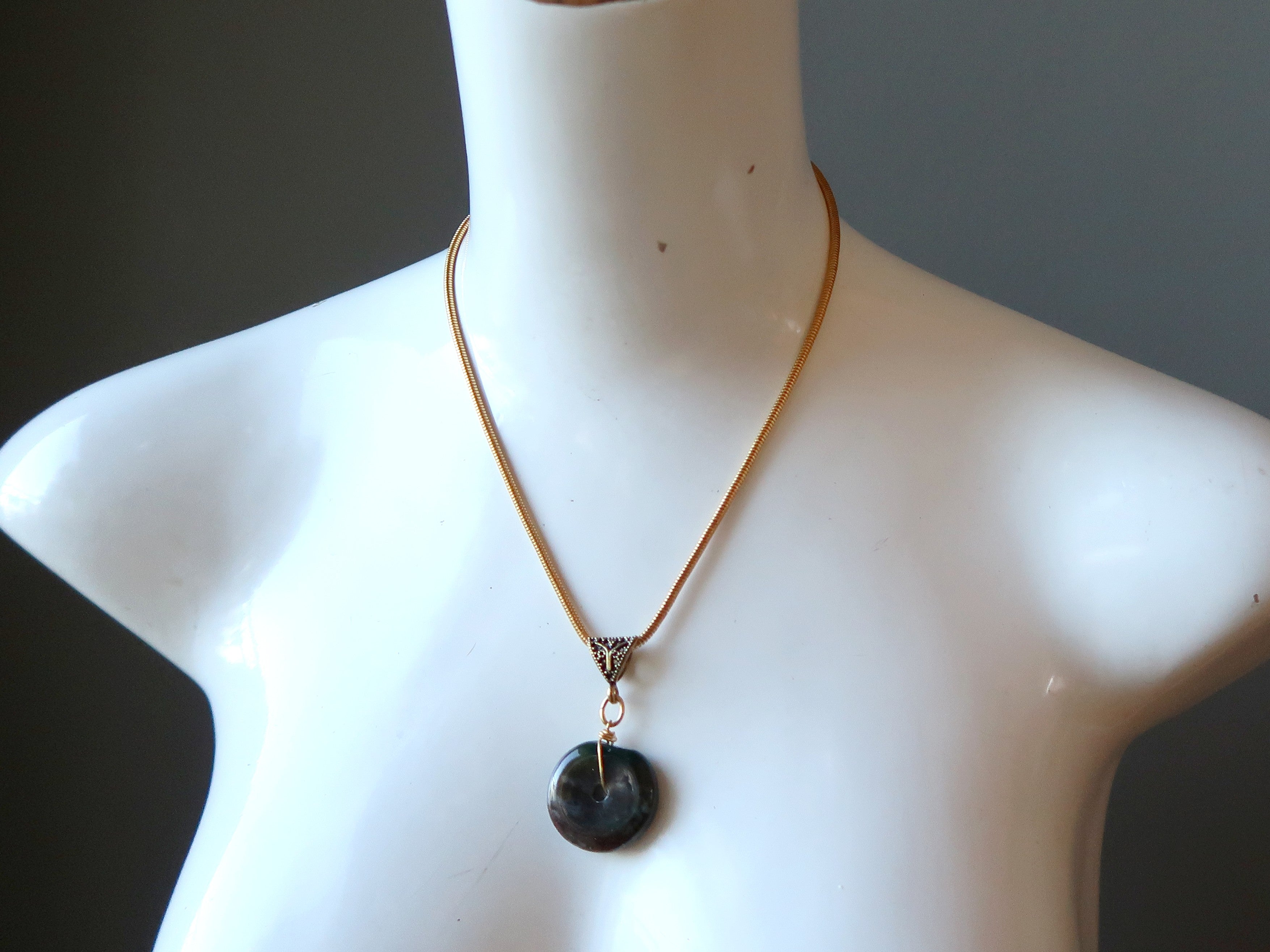 Collier fantaisie en jaspe, héliotrope vert, agate mousse, combo beignet