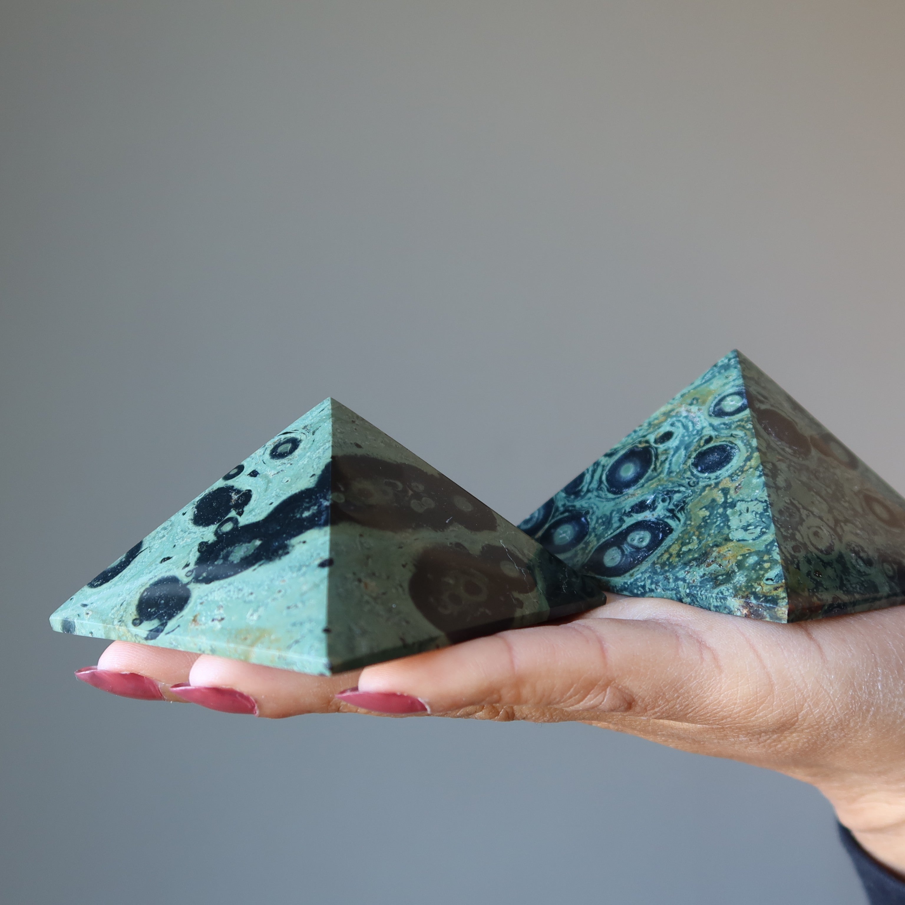 Jaspe Kambaba Pyramide Oeil de Crocodile Vert Pierre Sacrée