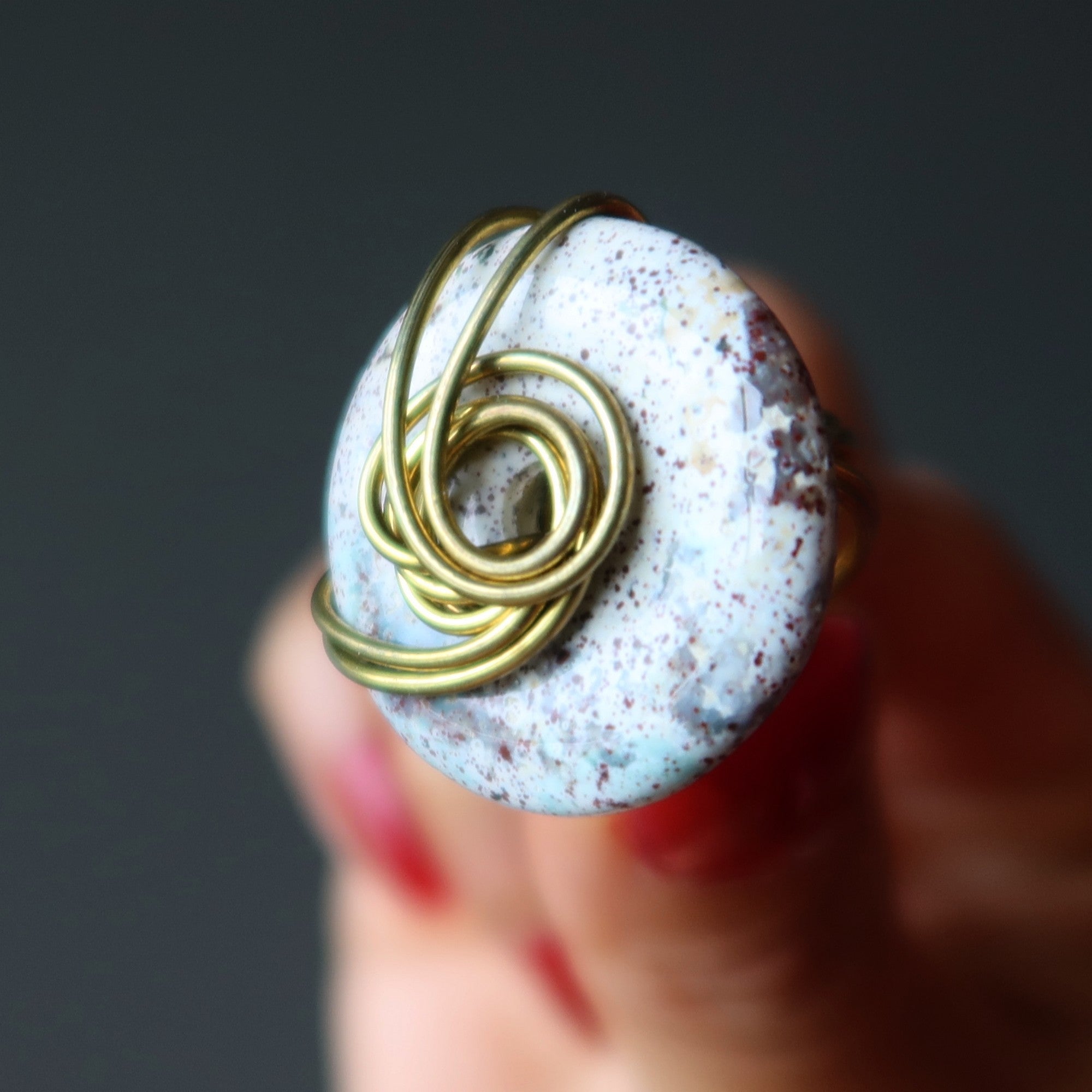 Bague en jaspe blanc Gemme à pois violets de l'artiste Cuivre Taille 5.0