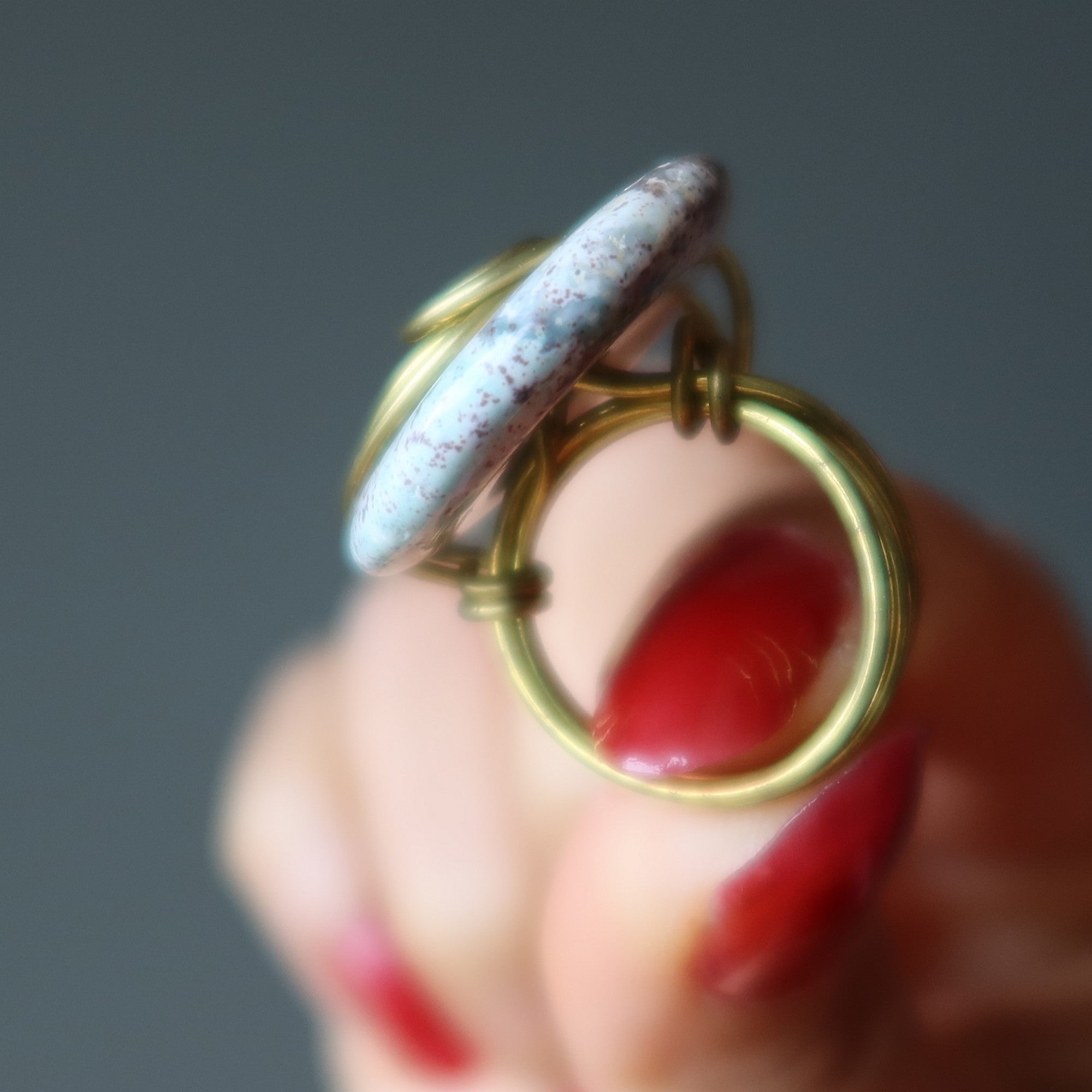 Bague en jaspe blanc Gemme à pois violets de l'artiste Cuivre Taille 5.0