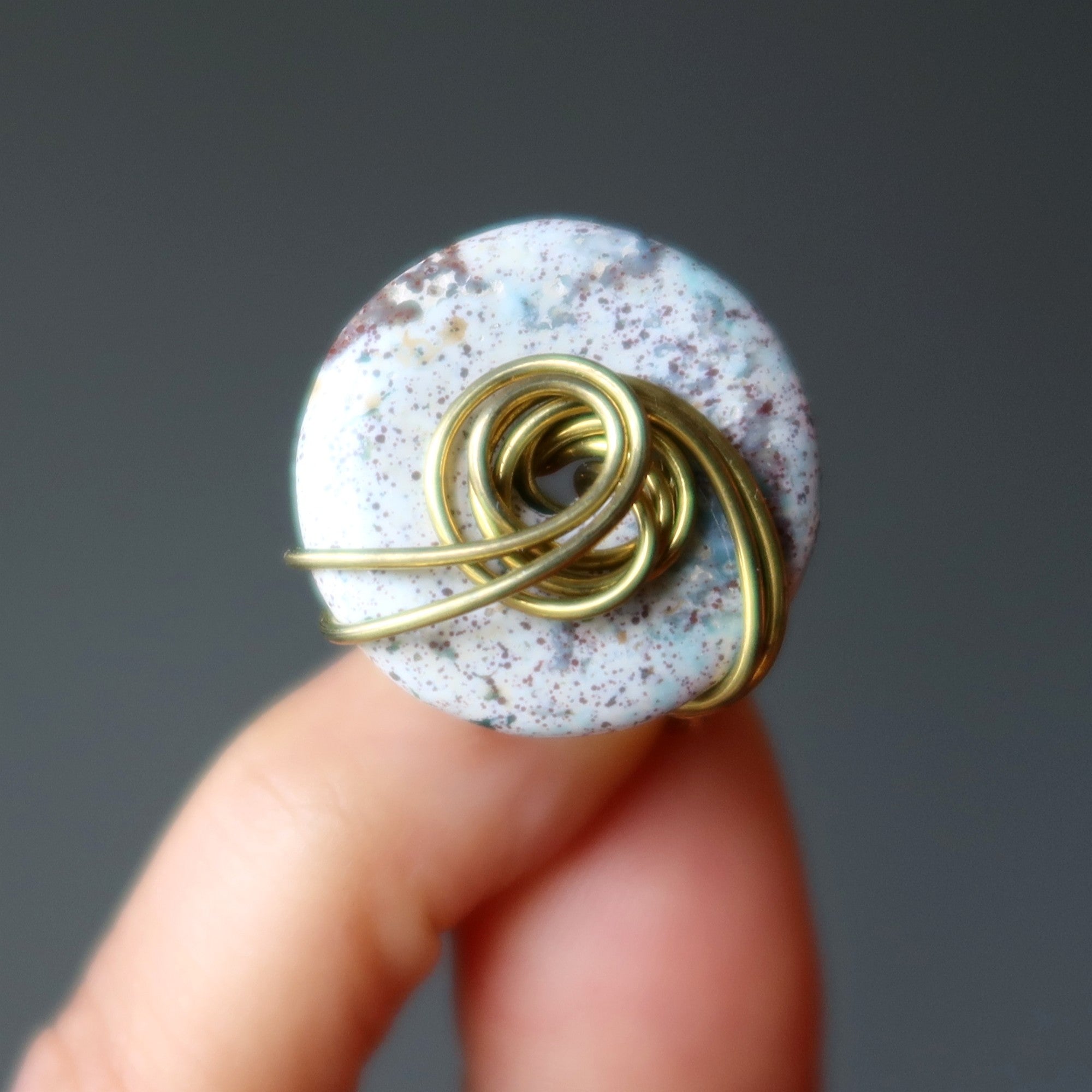 Bague en jaspe blanc Gemme à pois violets de l'artiste Cuivre Taille 5.0