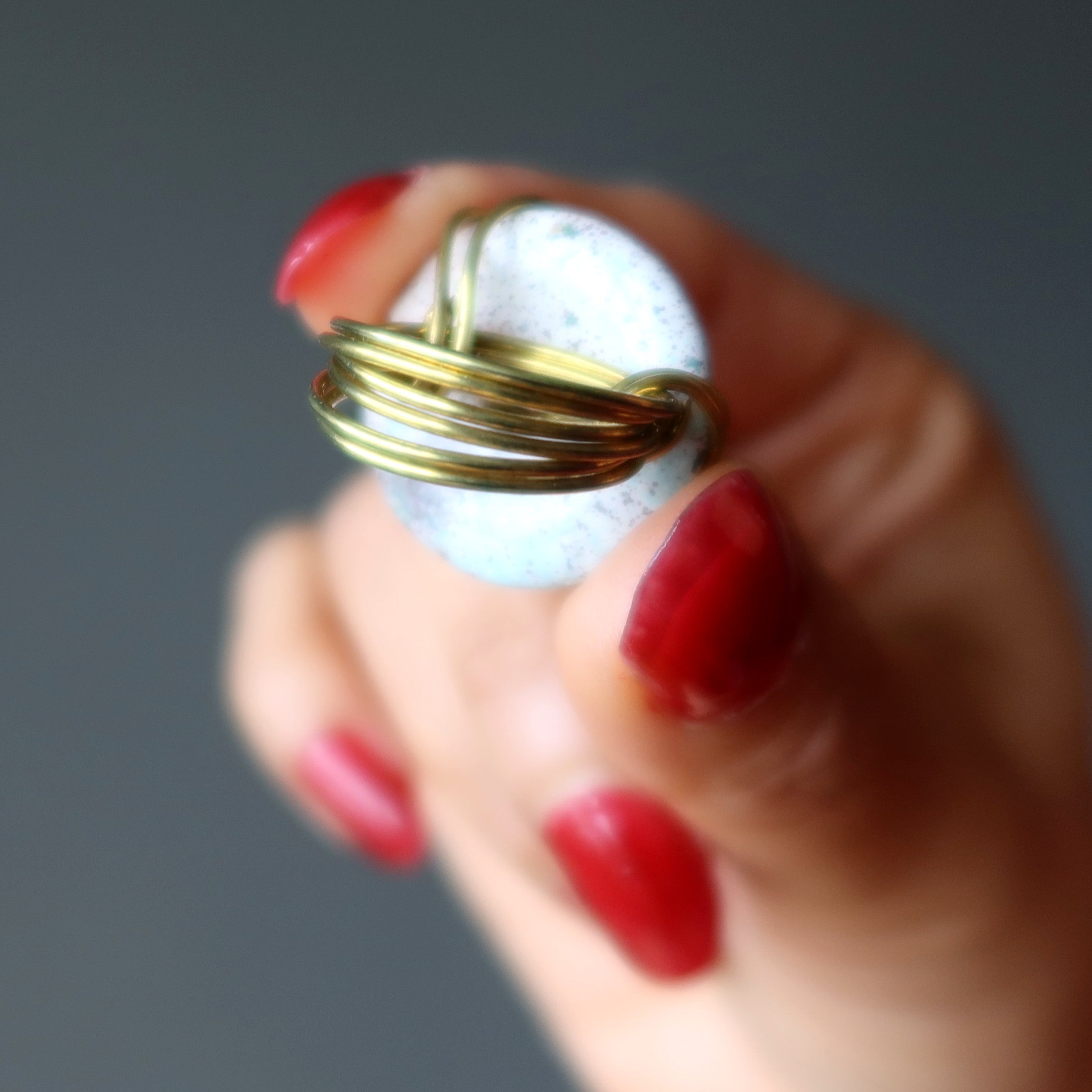 Bague en jaspe blanc Gemme à pois violets de l'artiste Cuivre Taille 5.0