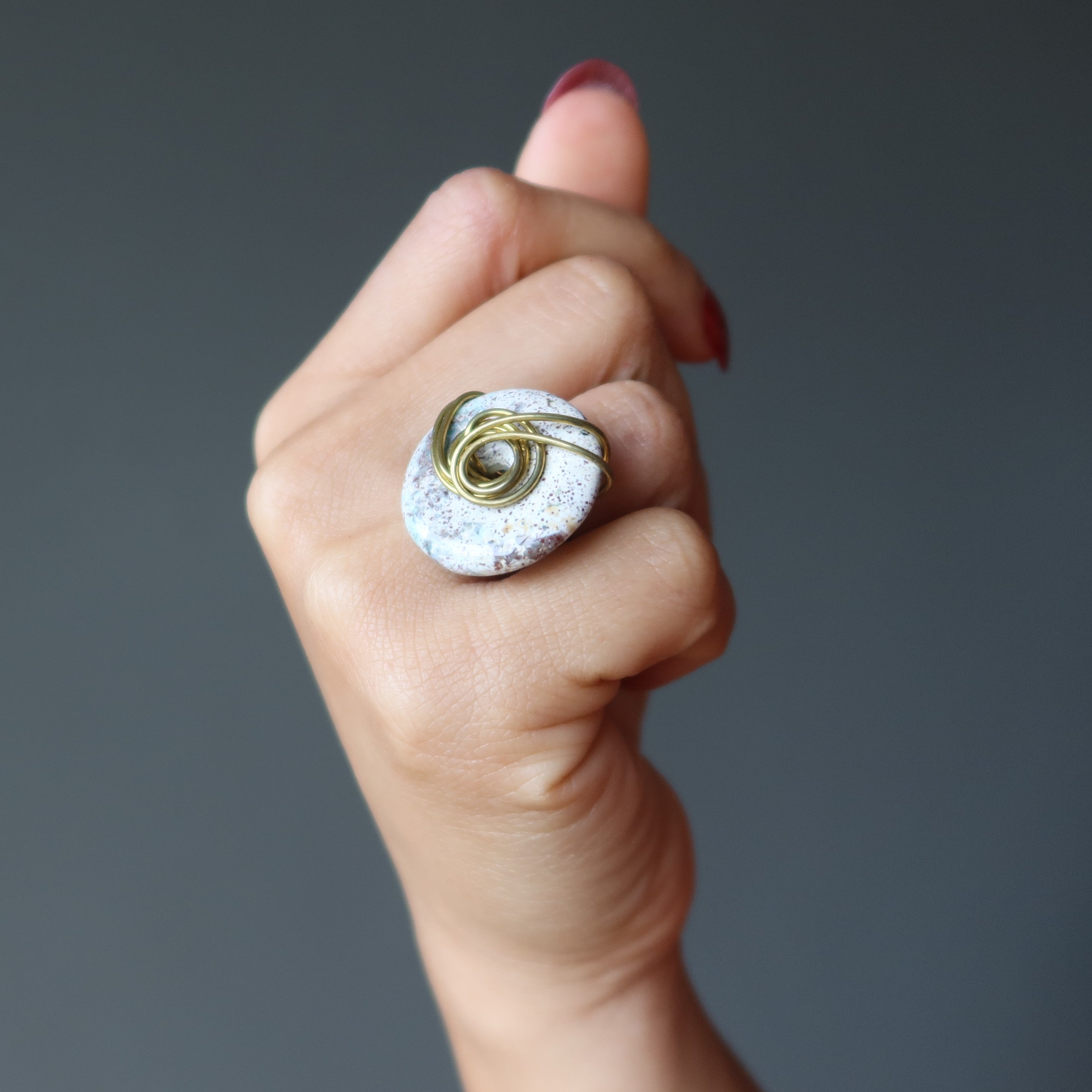 Bague en jaspe blanc Gemme à pois violets de l'artiste Cuivre Taille 5.0