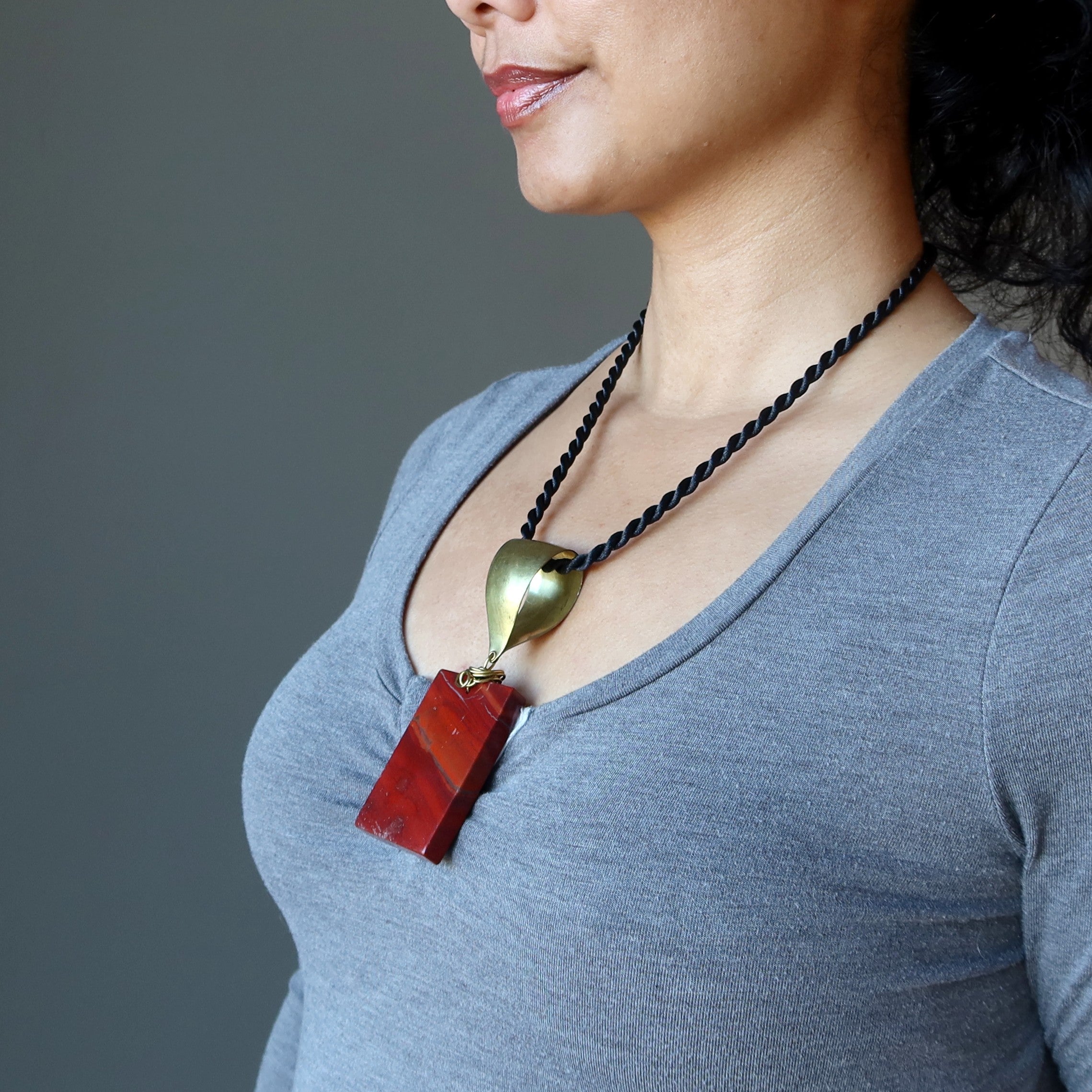Collier de jaspe rouge, grand, heureux, rectangle, cordon