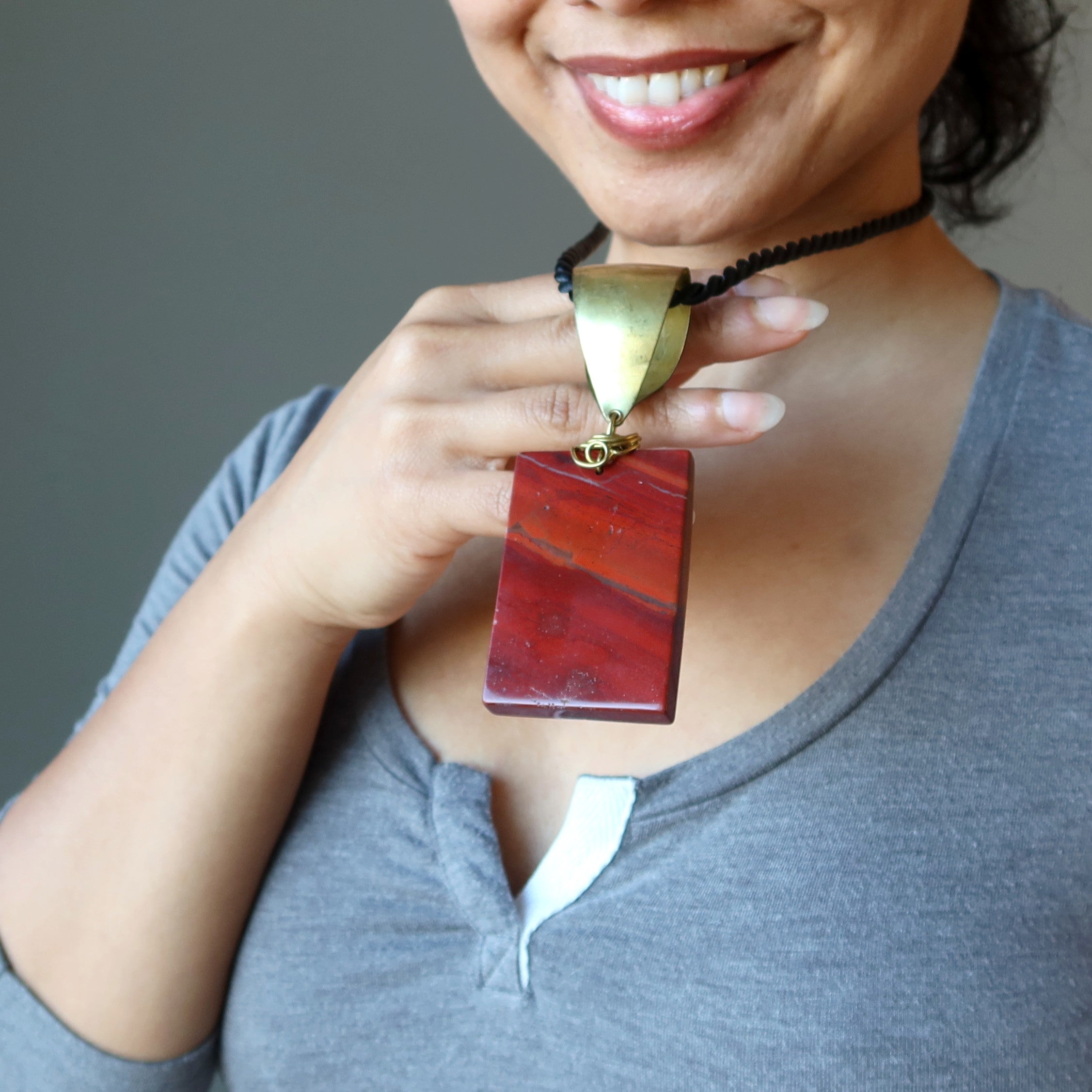 Collier de jaspe rouge, grand, heureux, rectangle, cordon