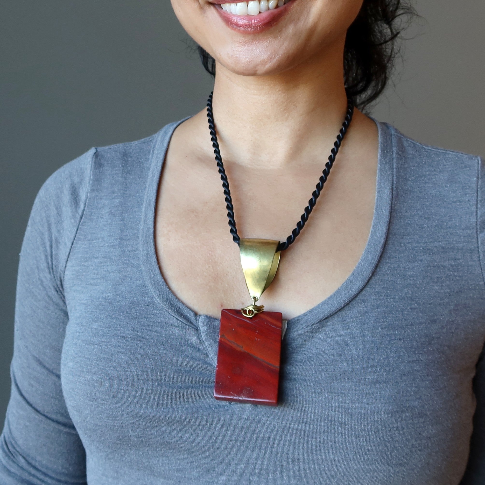 Collier de jaspe rouge, grand, heureux, rectangle, cordon