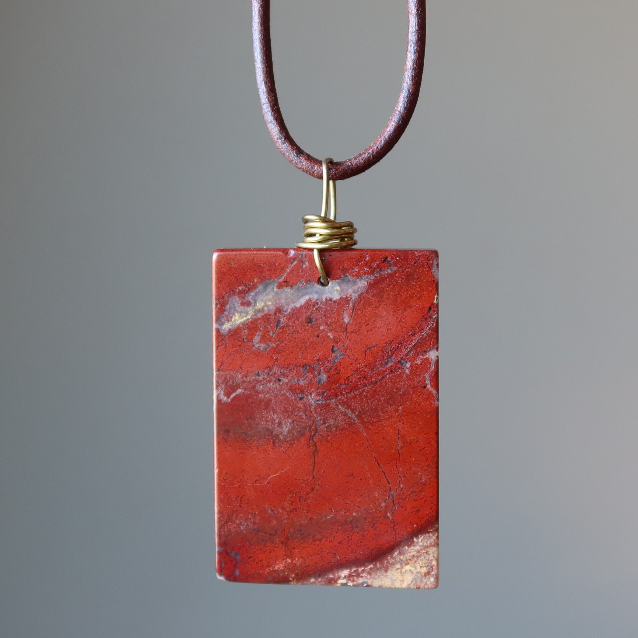 Collier en jaspe rouge grande brique de puissance en cuir marron