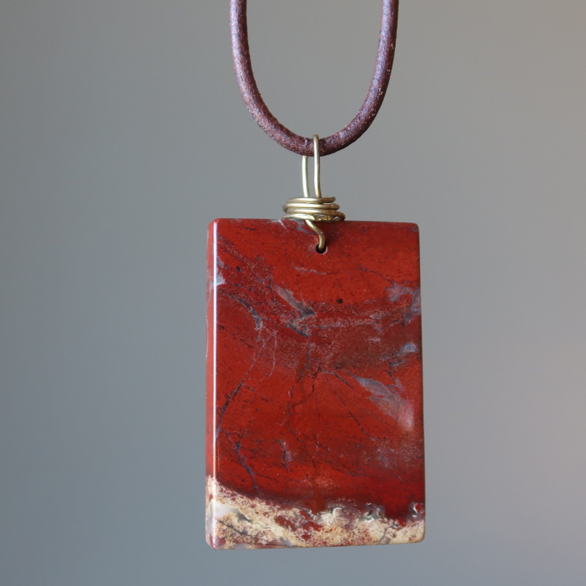 Collier en jaspe rouge grande brique de puissance en cuir marron