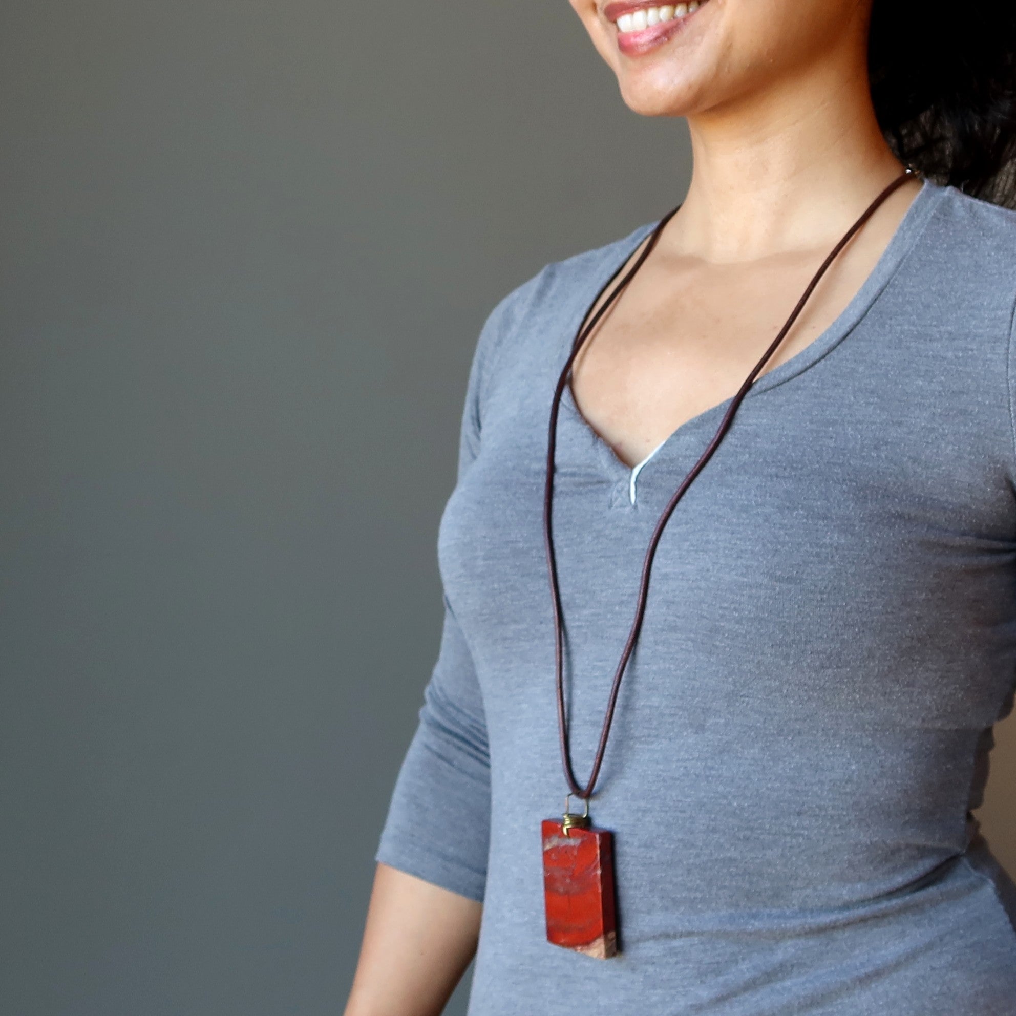 Collier en jaspe rouge grande brique de puissance en cuir marron