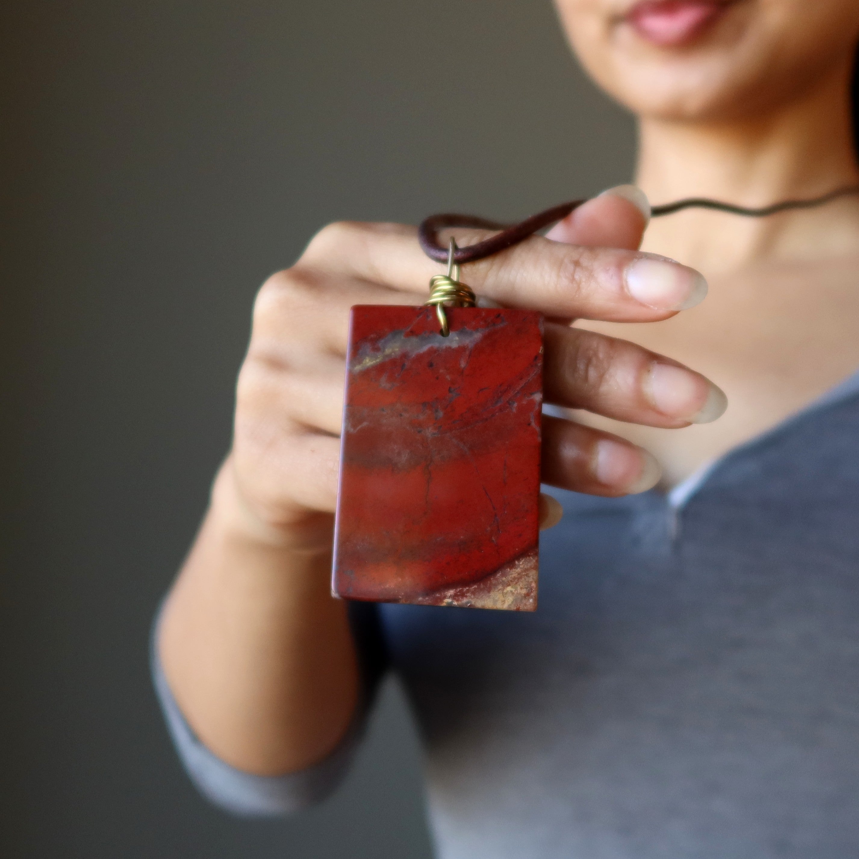 Collier en jaspe rouge grande brique de puissance en cuir marron