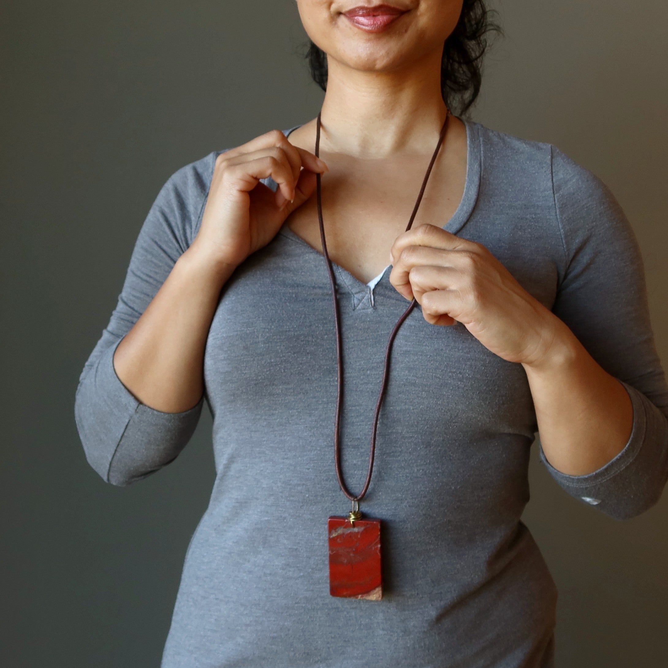Collier en jaspe rouge grande brique de puissance en cuir marron