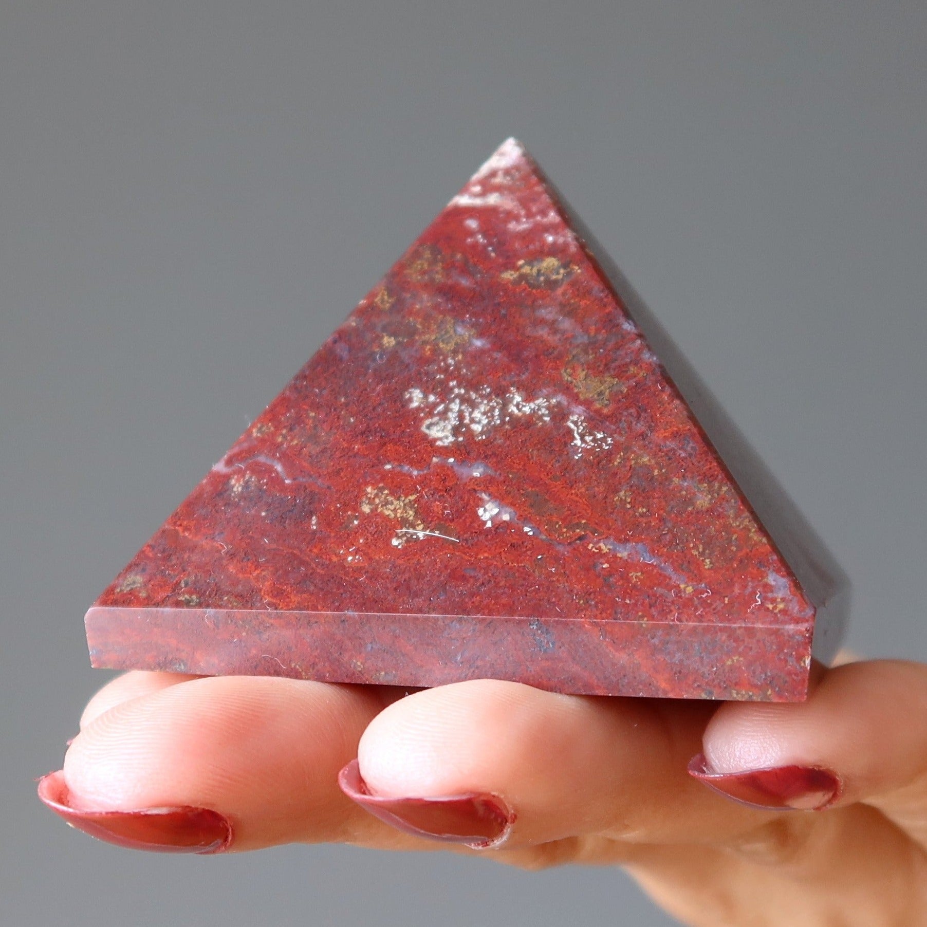 Pyramide en jaspe rouge : énergie du feu, noyau en fusion, cristal