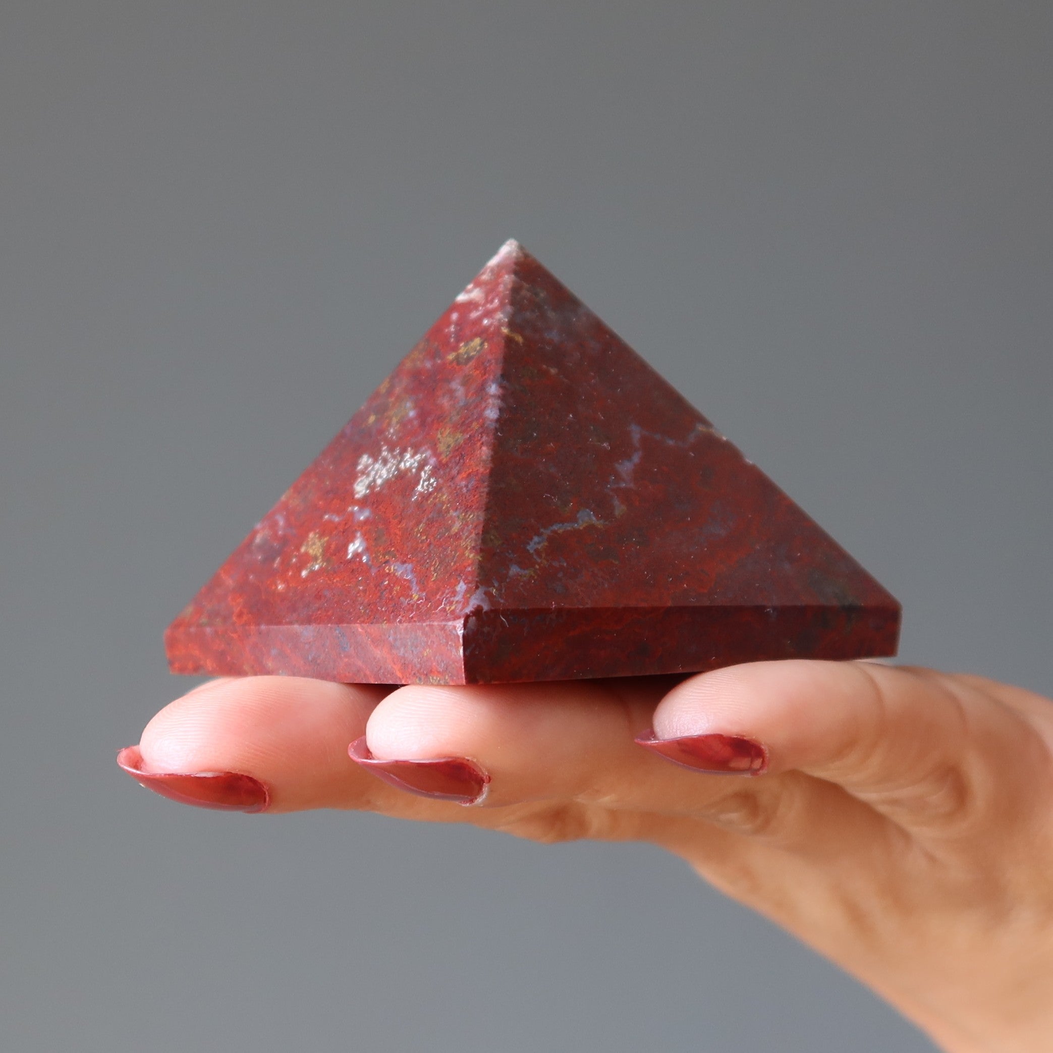 Pyramide en jaspe rouge : énergie du feu, noyau en fusion, cristal