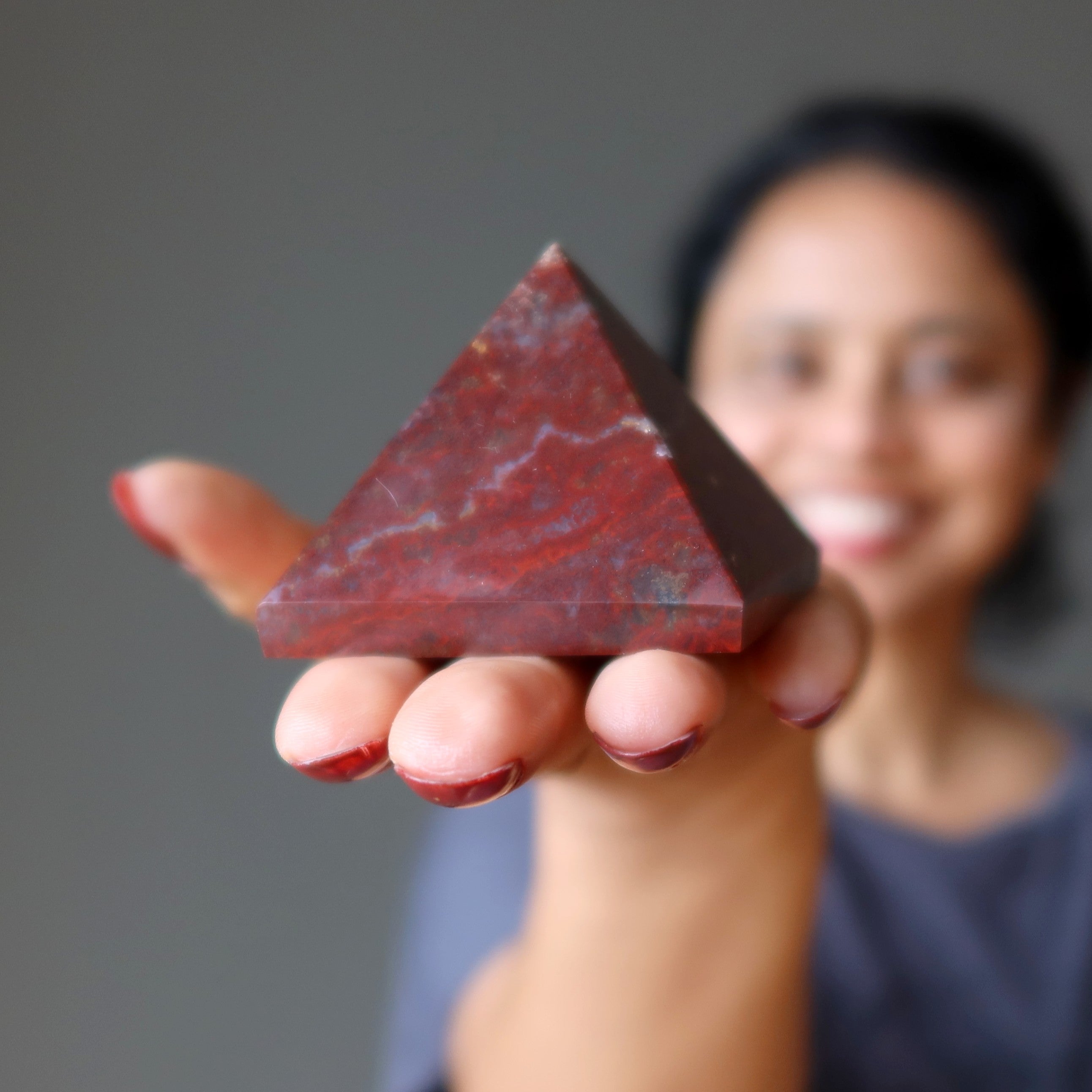 Pyramide en jaspe rouge : énergie du feu, noyau en fusion, cristal