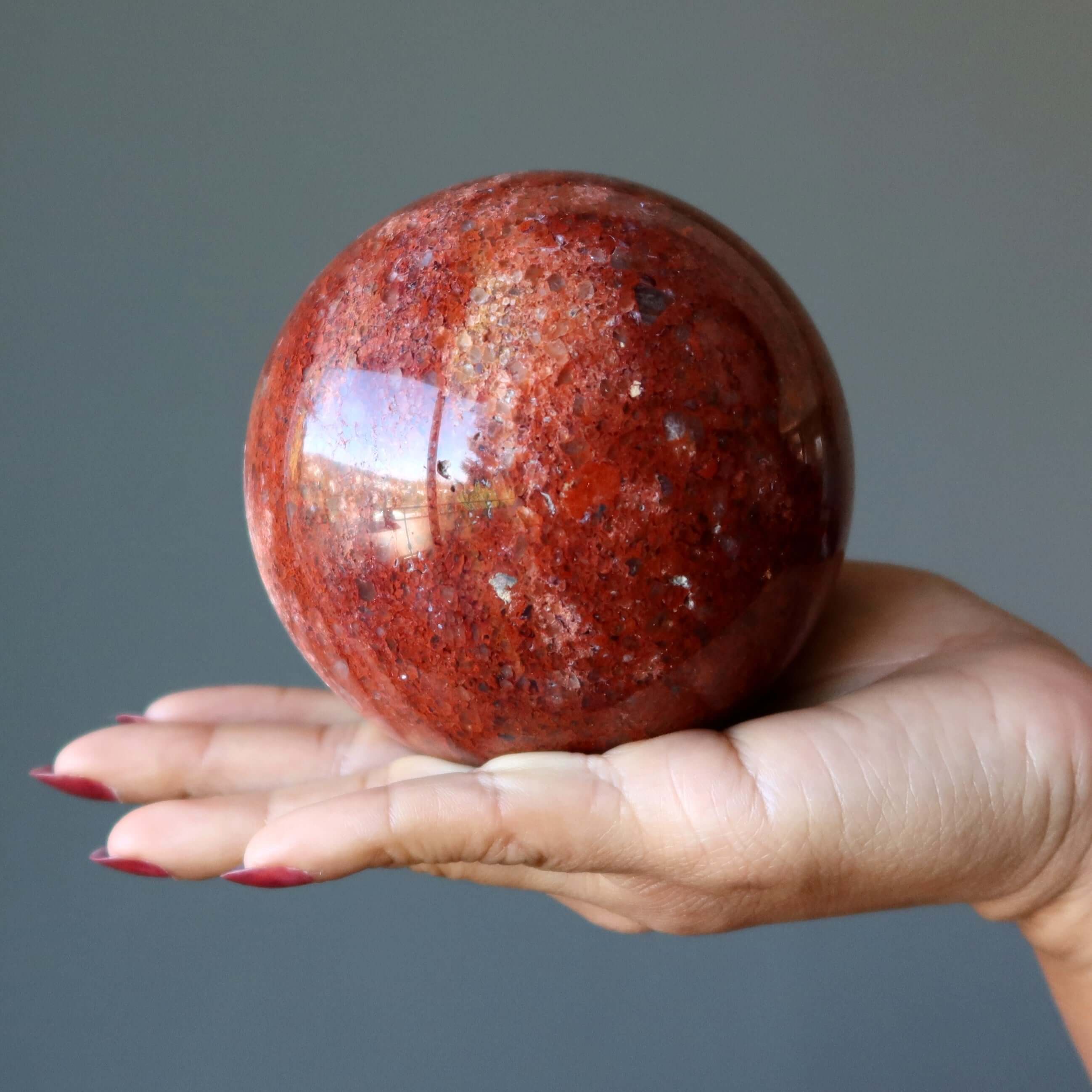 Sphère de jaspe rouge Captivante boule de cristal en quartz et calcédoine