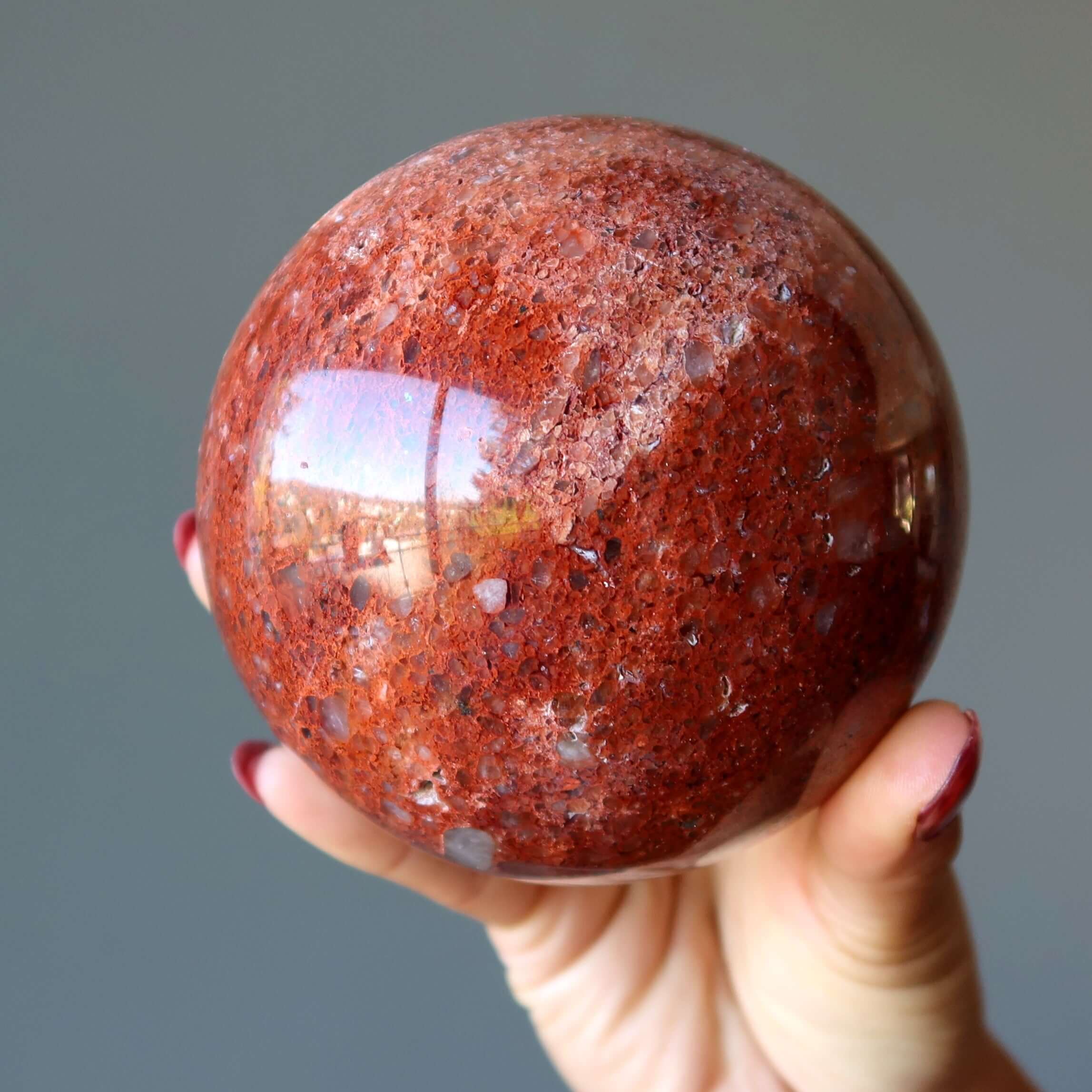 Sphère de jaspe rouge Captivante boule de cristal en quartz et calcédoine