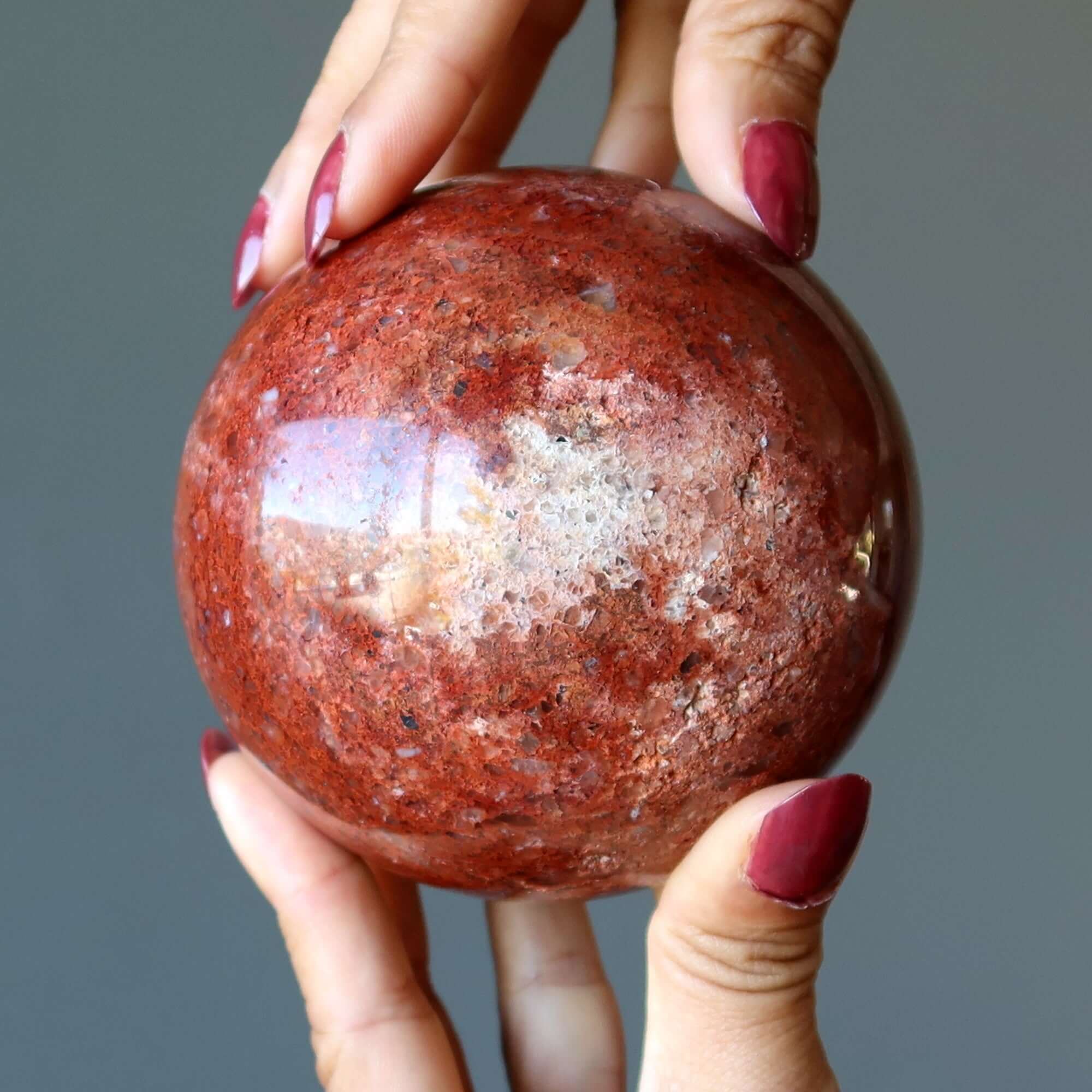 Sphère de jaspe rouge Captivante boule de cristal en quartz et calcédoine