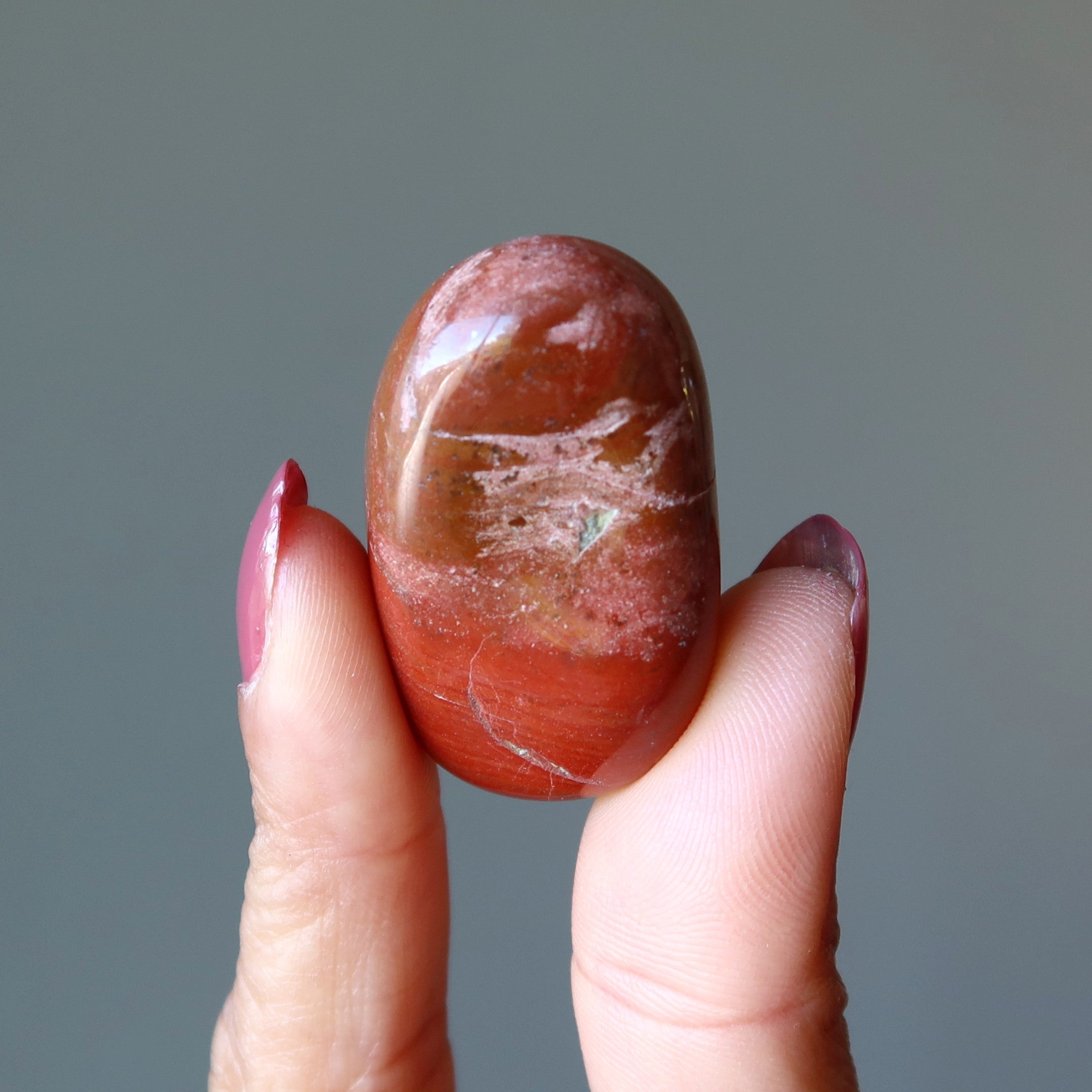 Pierre roulée de jaspe rouge, cristal d'éclipse solaire