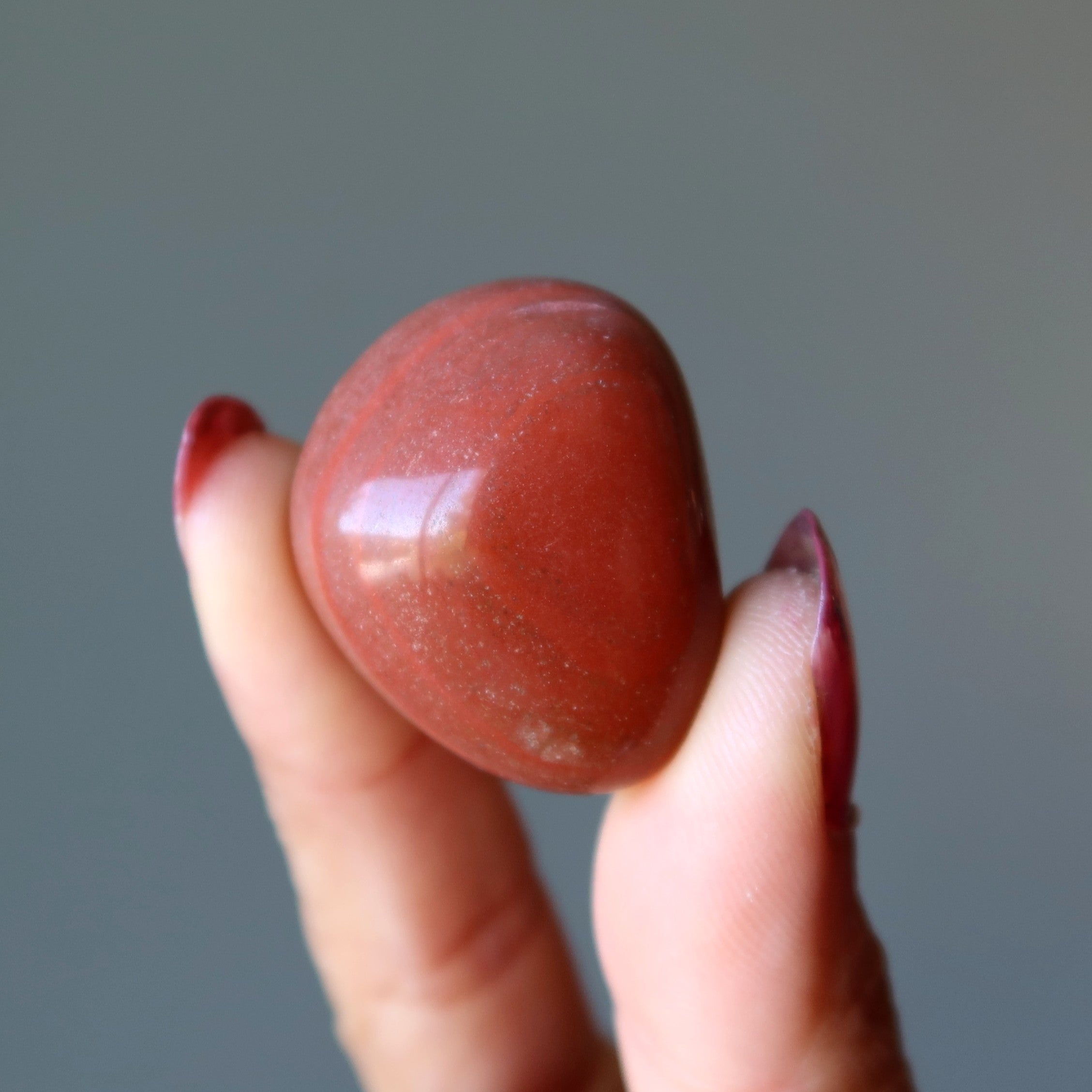 Pierre roulée de jaspe rouge, cristal d'éclipse solaire