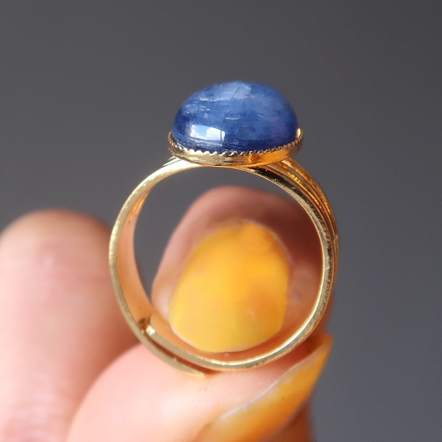 Bague en cyanite ovale bleue en or ajustable