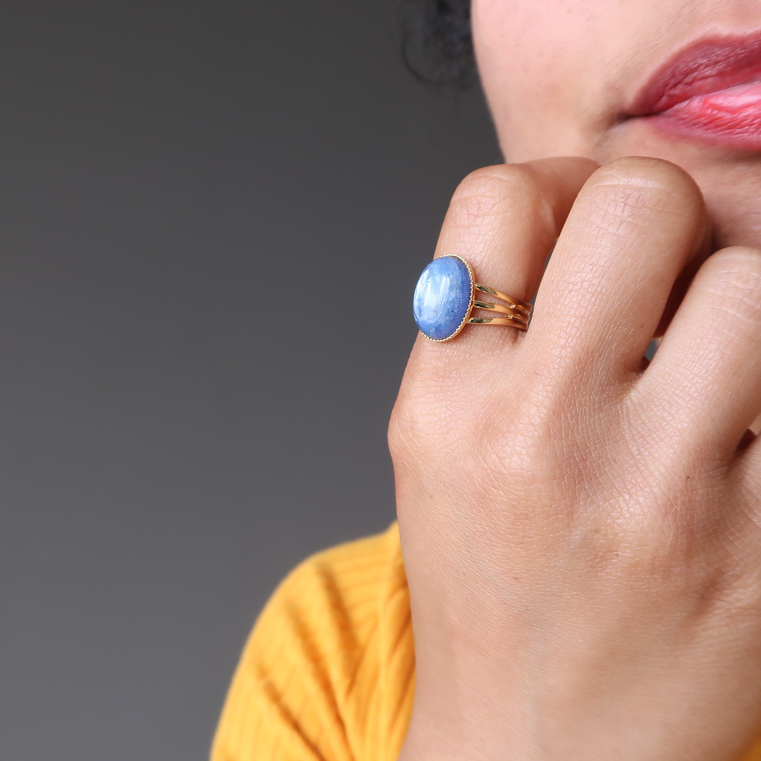 Bague en cyanite ovale bleue en or ajustable