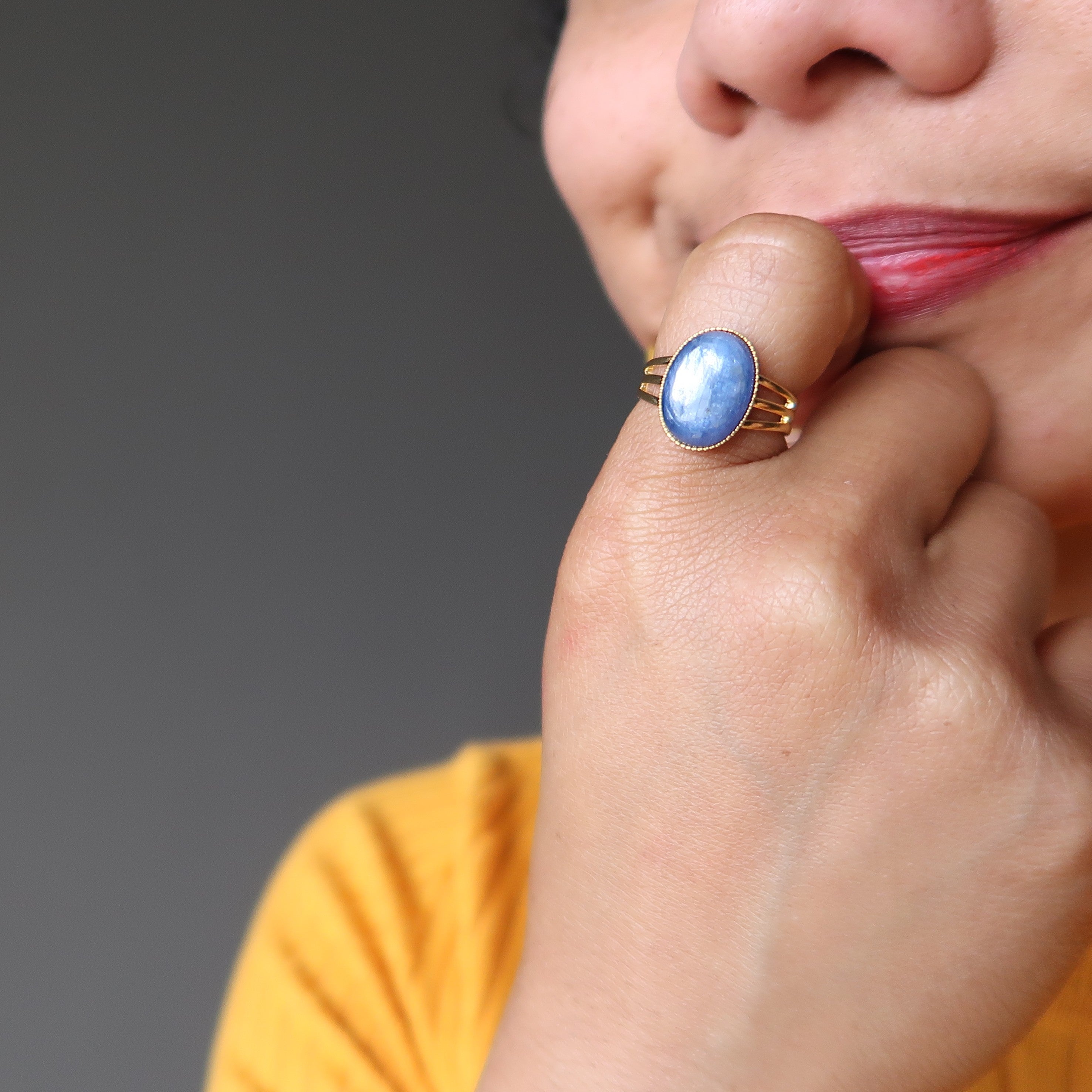 Bague en cyanite ovale bleue en or ajustable