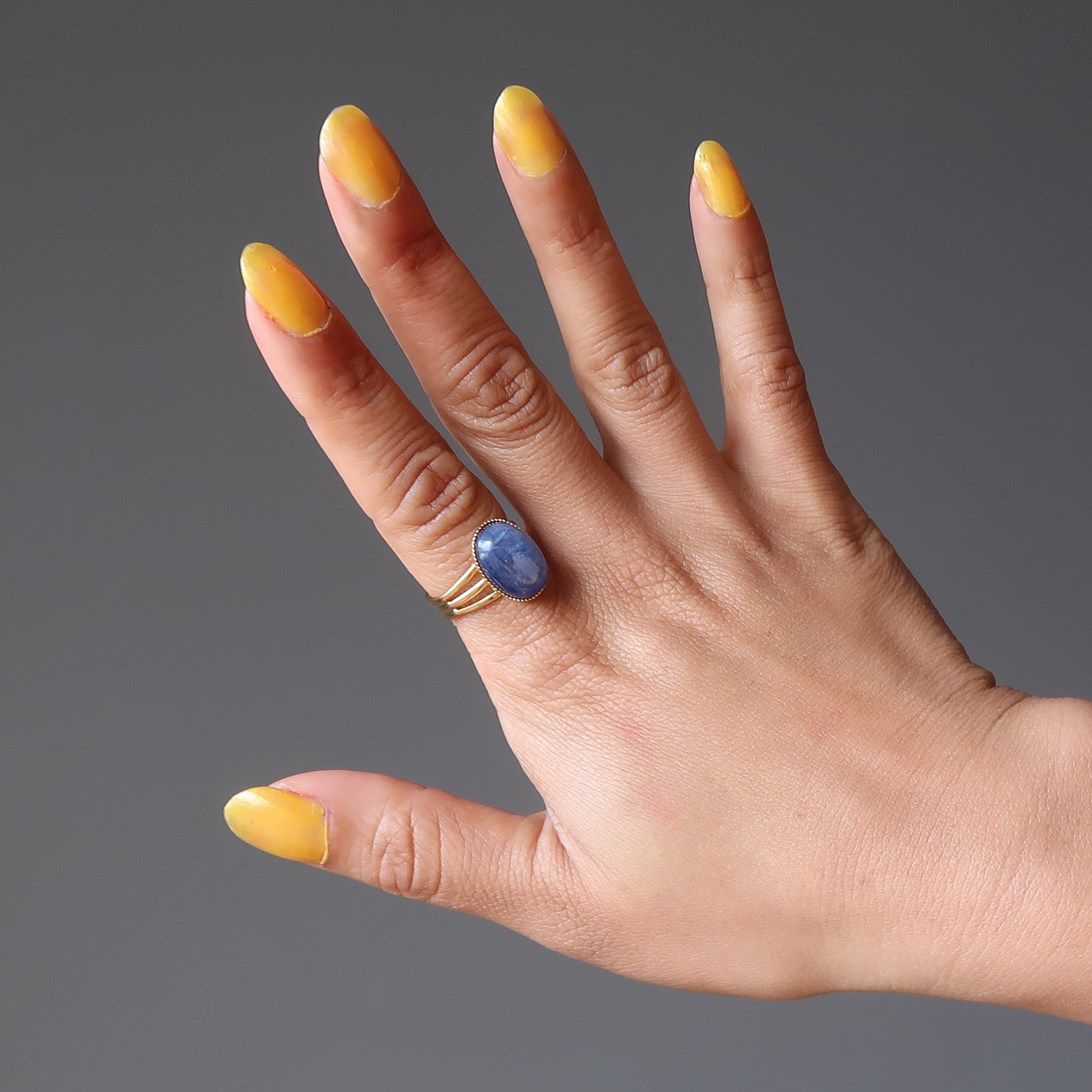 Bague en cyanite ovale bleue en or ajustable